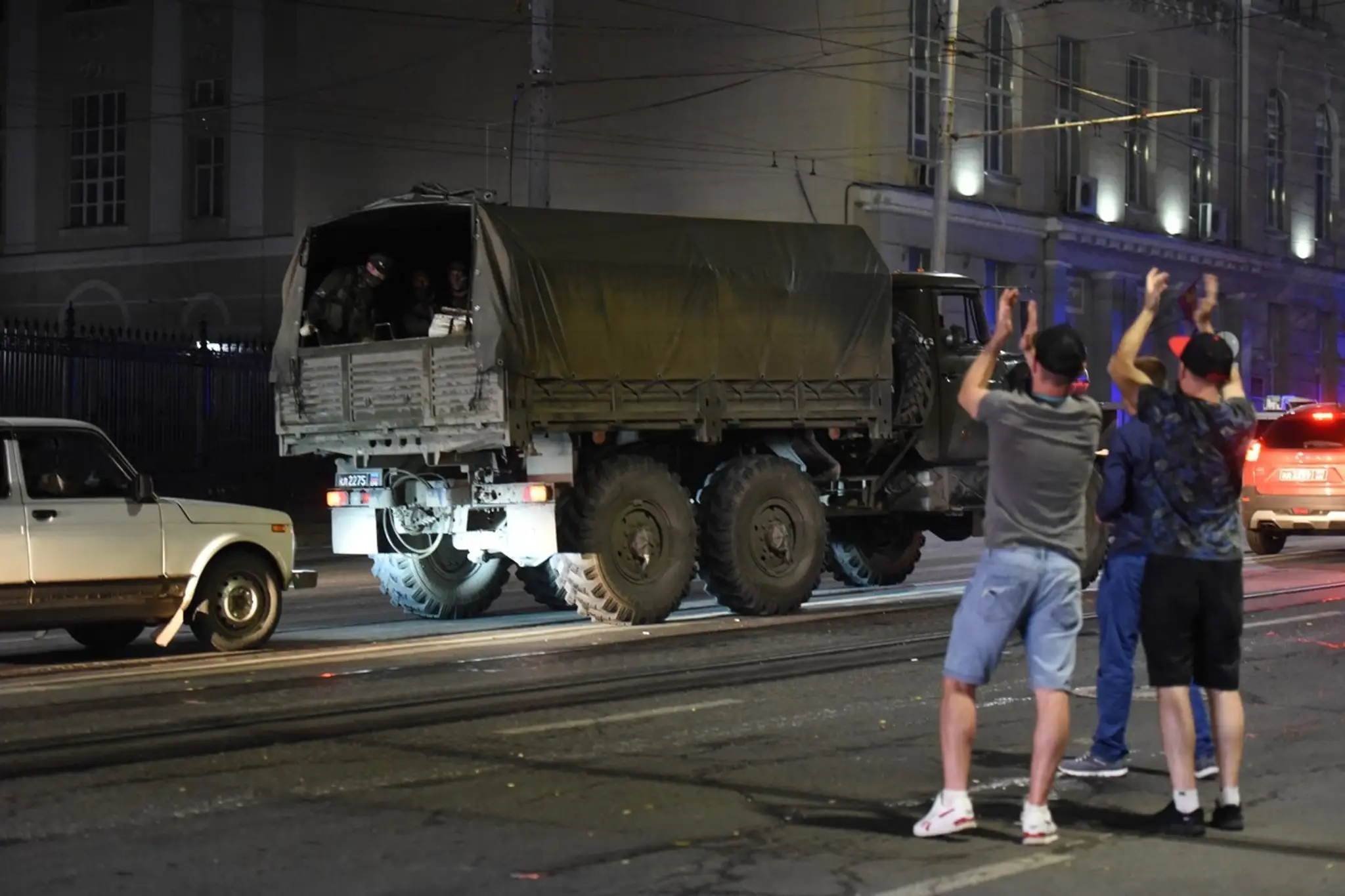 Kolónu vagnerovcov odprevádzali ľudia potleskom.
