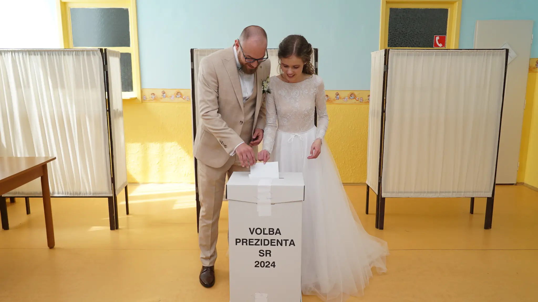 20240406_Komarno_volby_svadba_zenich_nevesta_11032732
