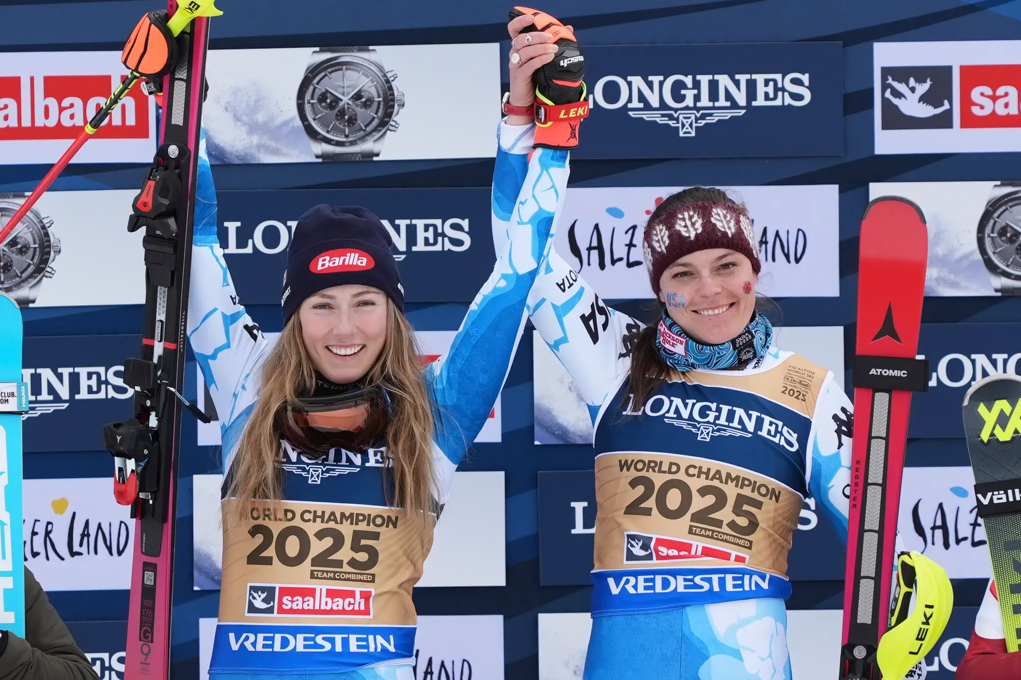 Americké lyžiarky Mikaela Shiffrinová (vľavo) a Breezy Johnsonová oslavujú na pódiu