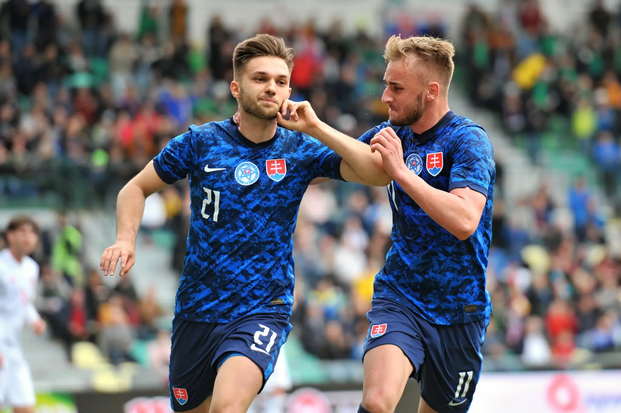 Ján Bernát (vľavo) oslavuje gól v drese reprezentácie do 21 rokov.