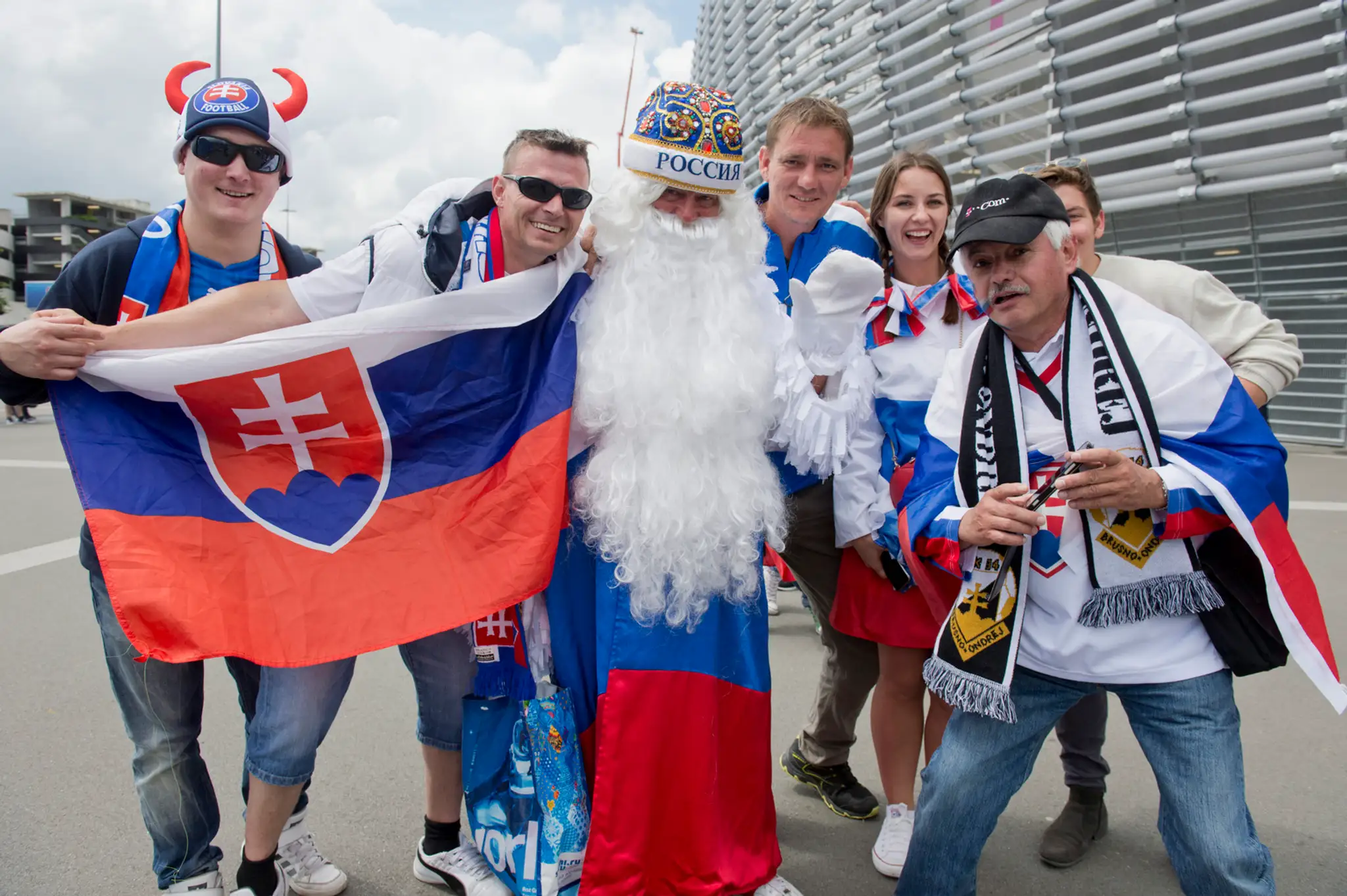 Fanúšikovia pred zápasom Slovenska s Ruskom v Lille.