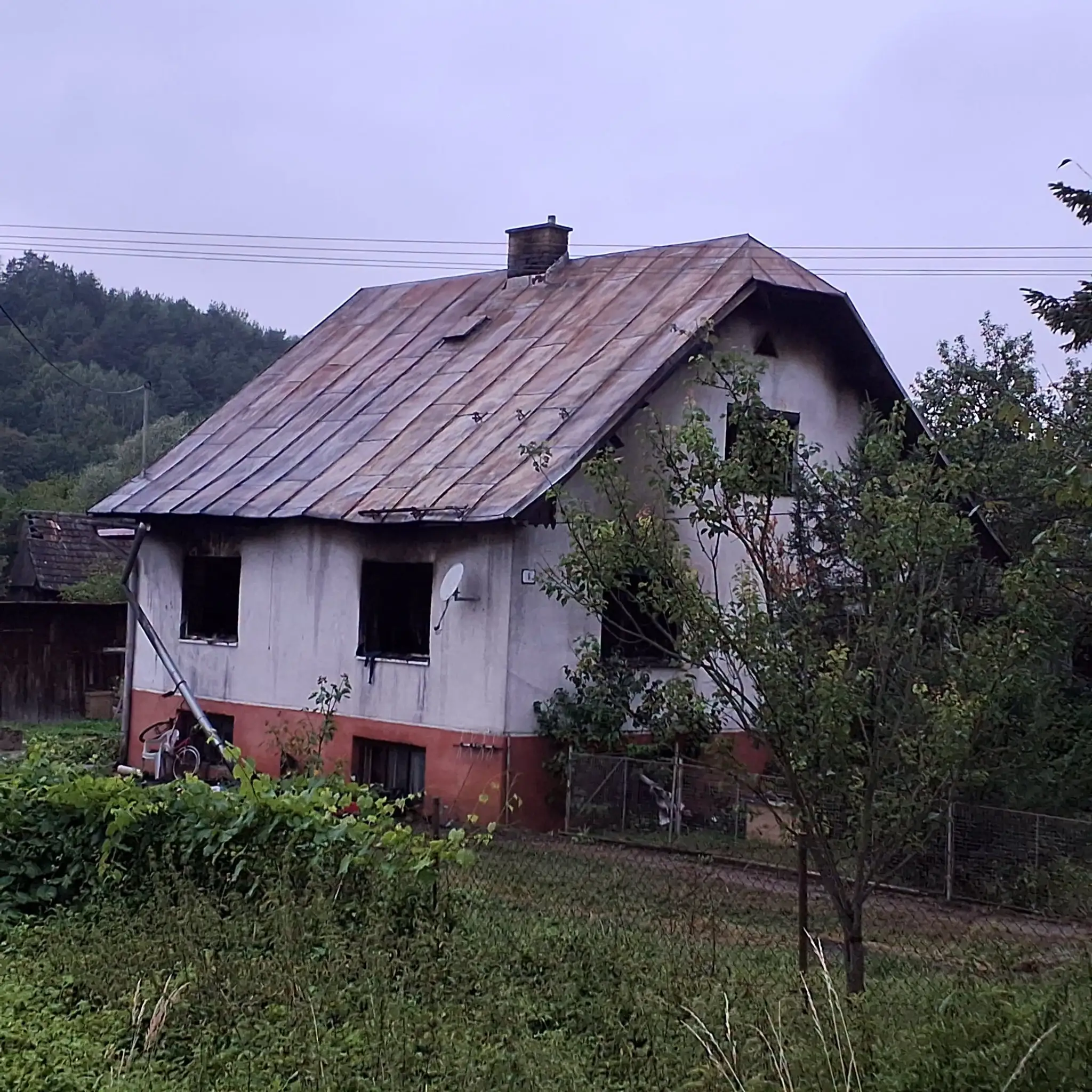 Dom po požiari.