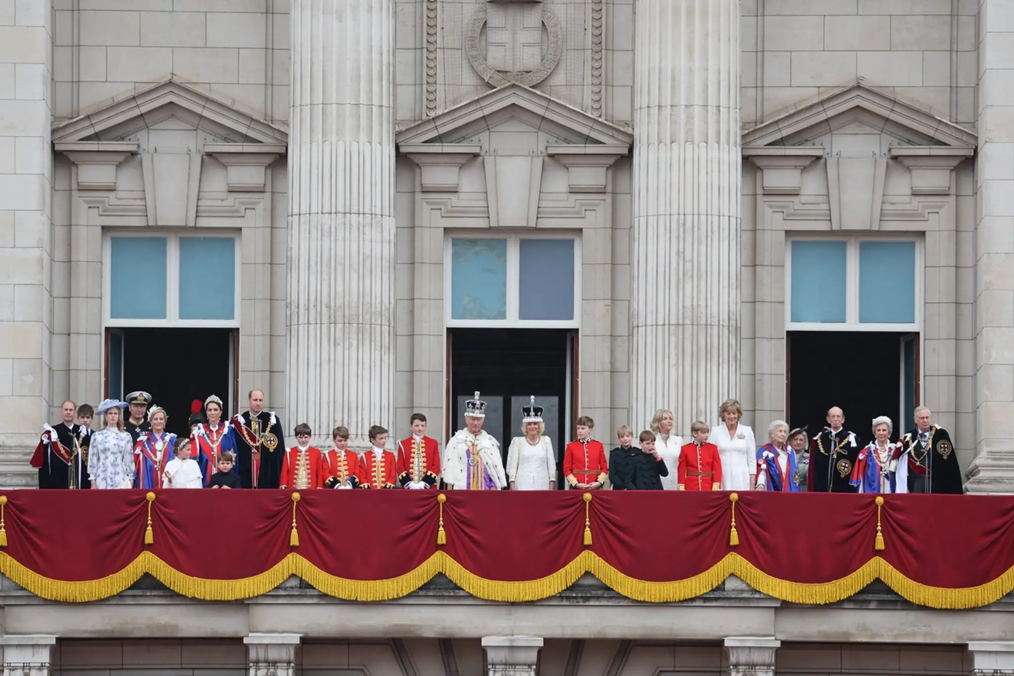 Britská kráľovská rodina na balkóne Buckinghamského paláca
