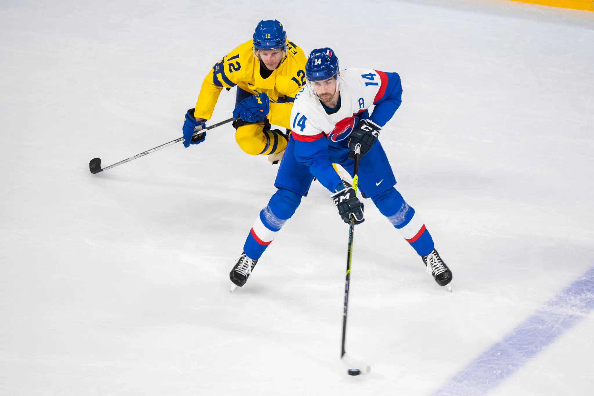 Zľava Švéd Max Friberg a Slovák Peter Čerešňák v zápase na ZOH 2022.