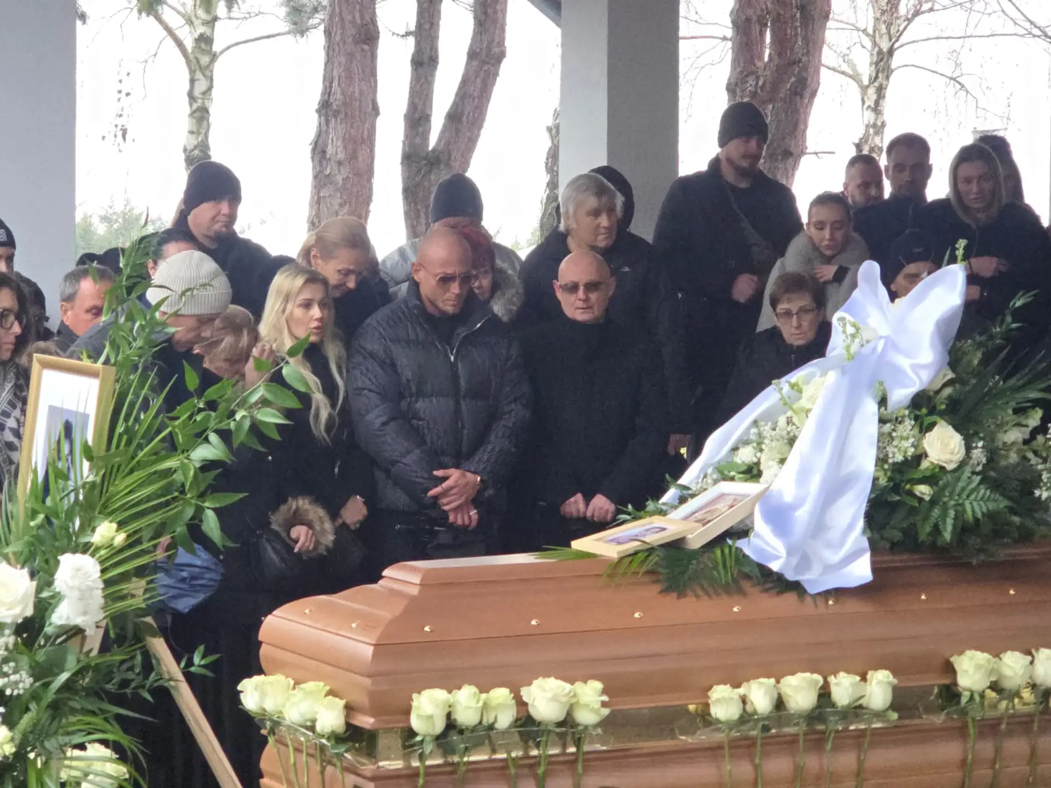 Smútiaci na pohrebe.