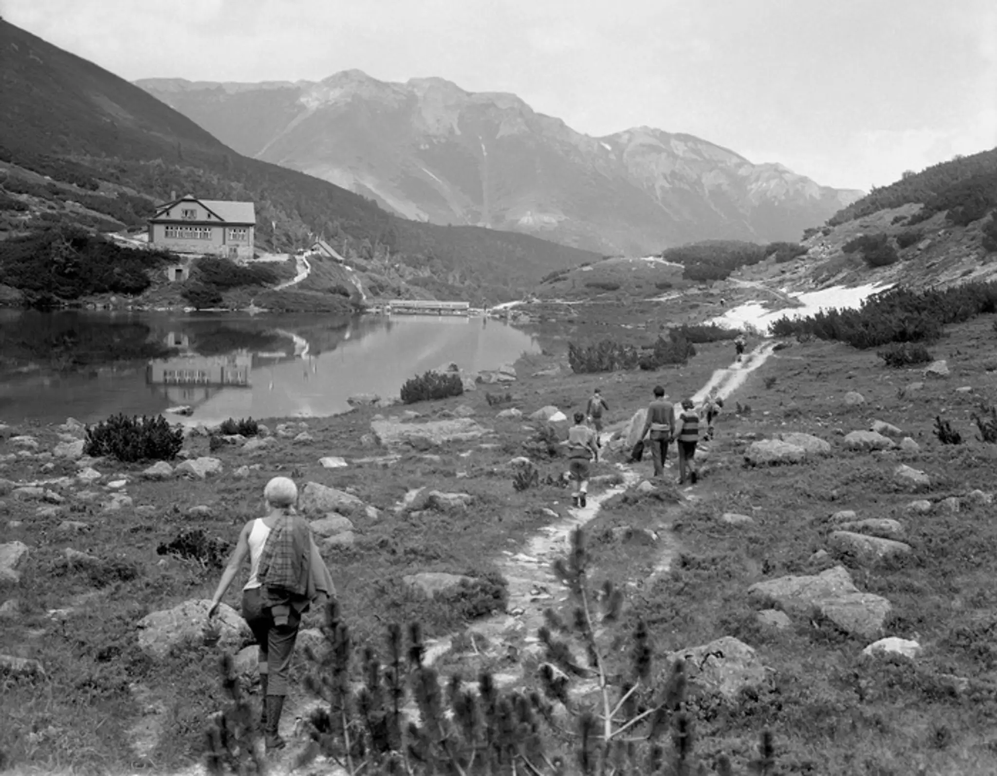 Brnčalova chata v nadmorskej výške 1551 m a Zelené pleso na snímke z 27. júla 1967.