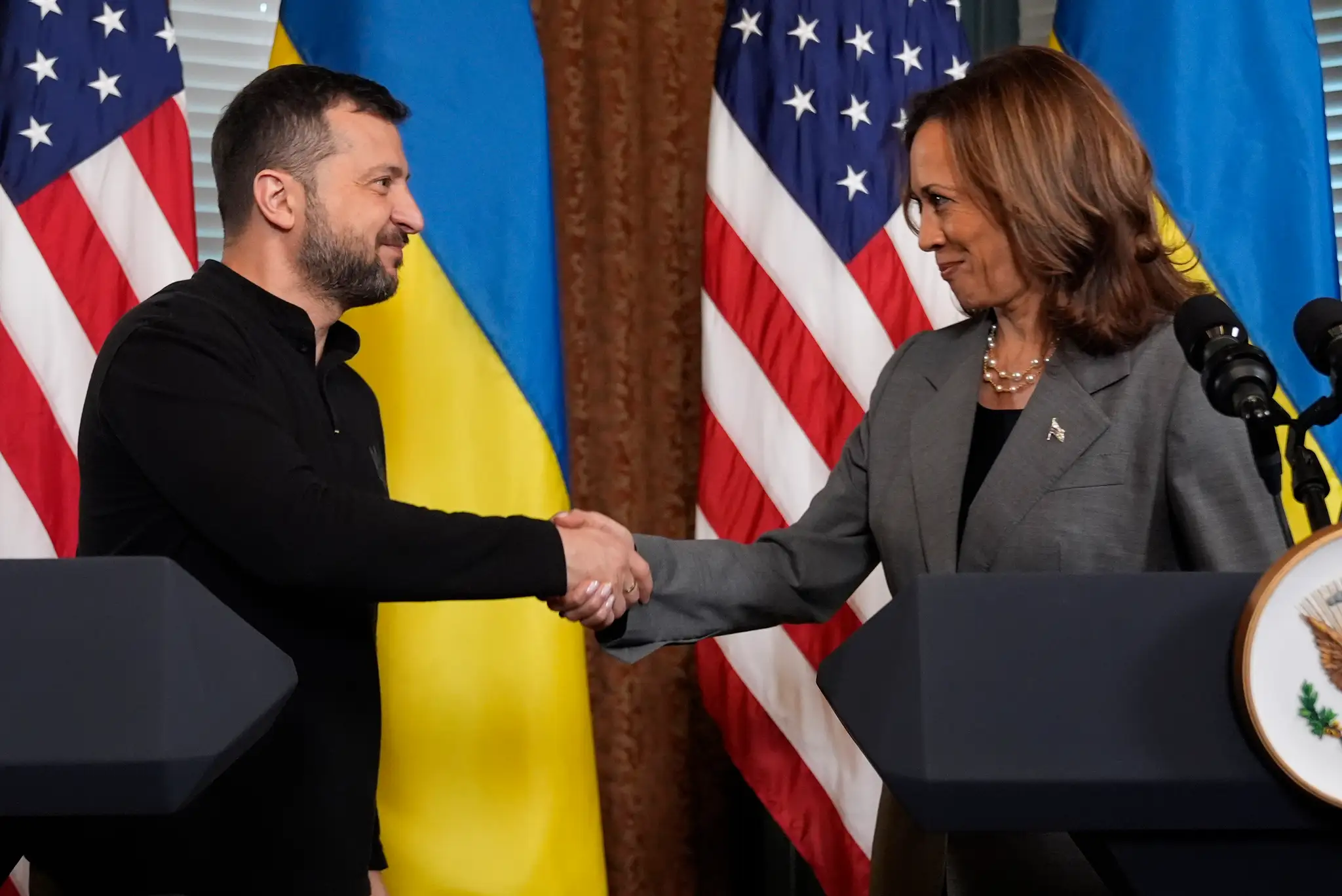 Ukrajinský prezident Volodymyr Zelenskyj (vľavo) a americká viceprezidentka Kamala Harrisová si podávajú ruky počas stretnutia vo Washingtone.