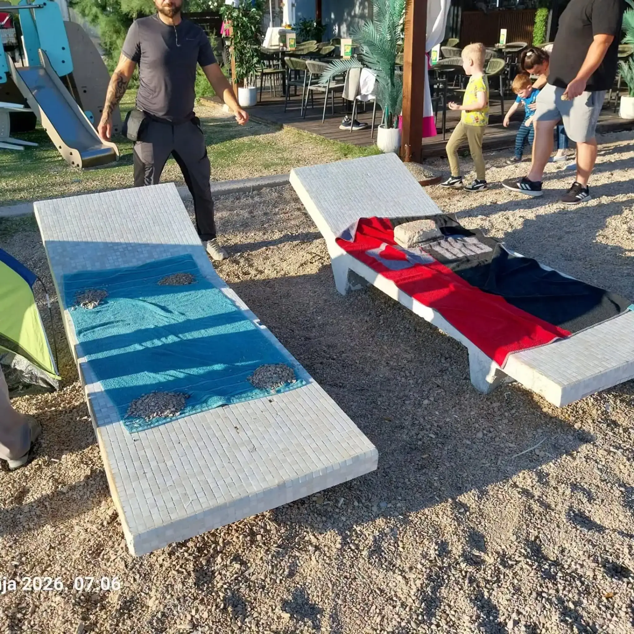Z verejných priestranstiev odpratávajú uteráky, ležadlá a iné veci, ktoré si tam turisti nechávajú