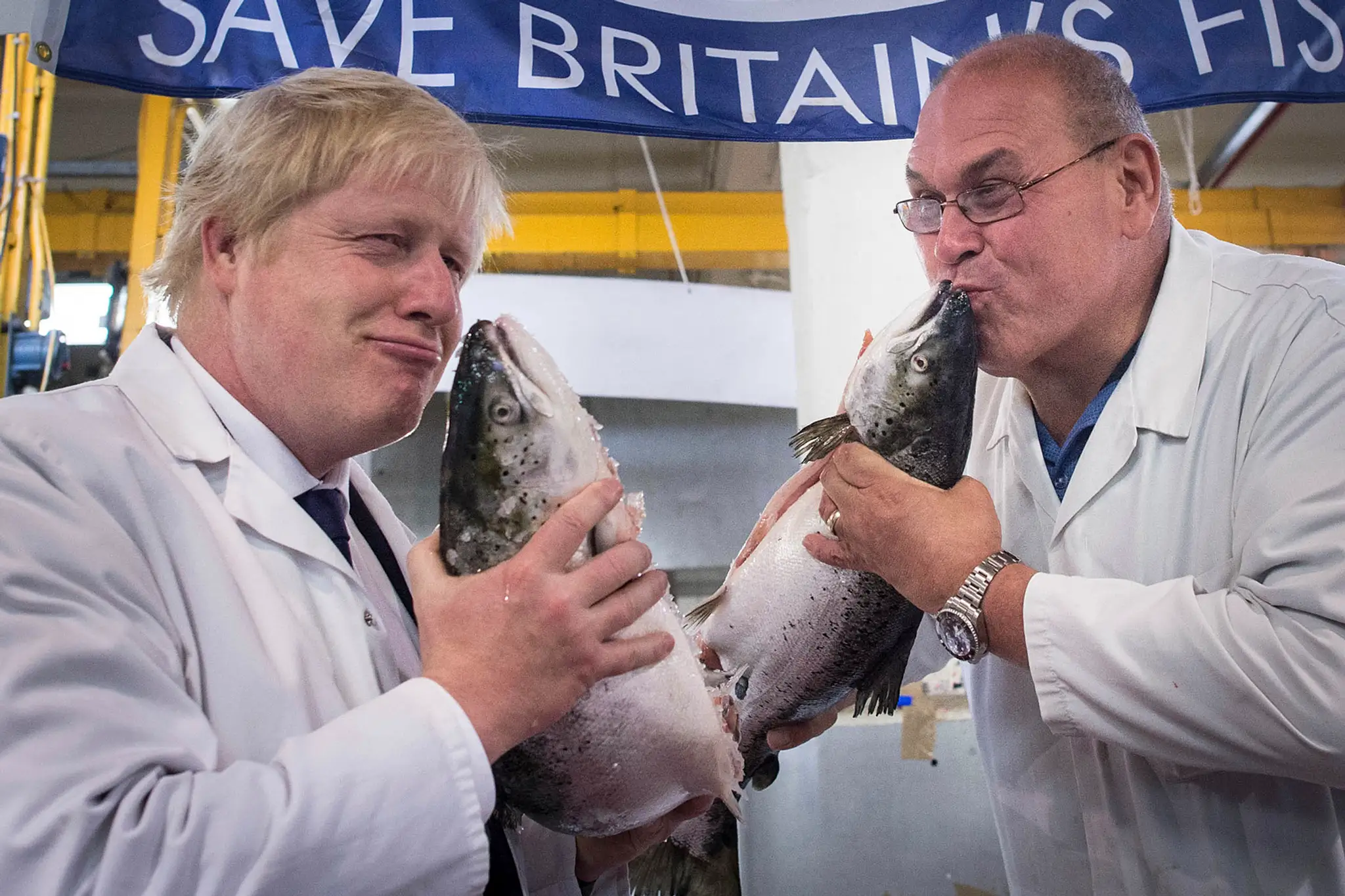 Johnson (vľavo) bozkáva divého lososa na rybacom trhu v rámci posledného dňa kampane proti zotrvaniu Británie v EÚ.