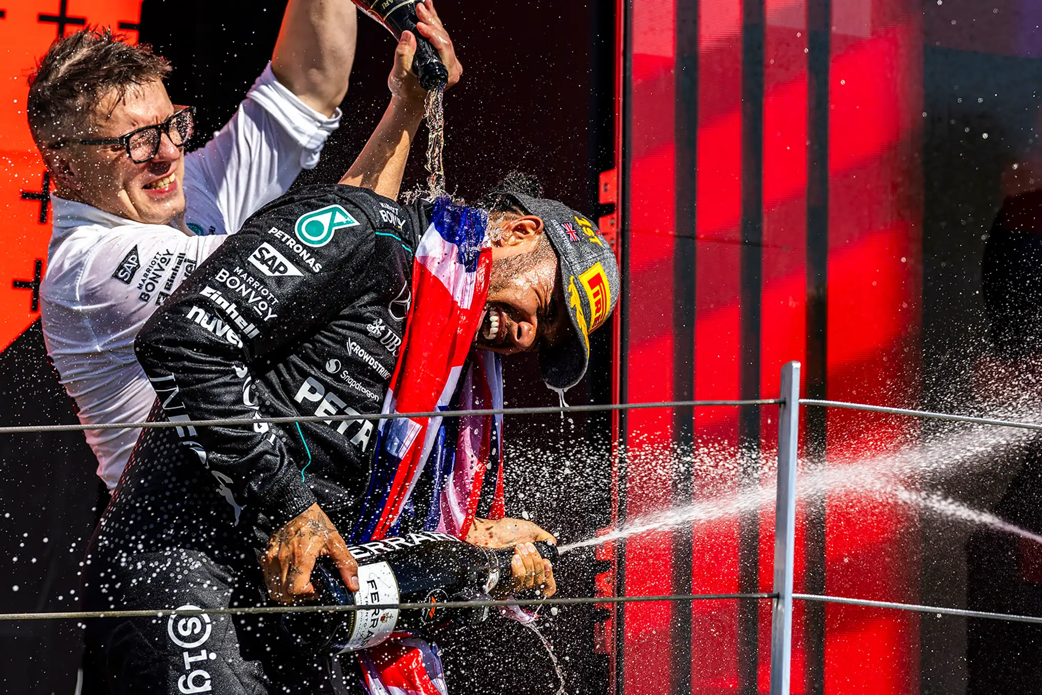 Lewis Hamilton odchádzal po ceremoniáli celý mokrý.