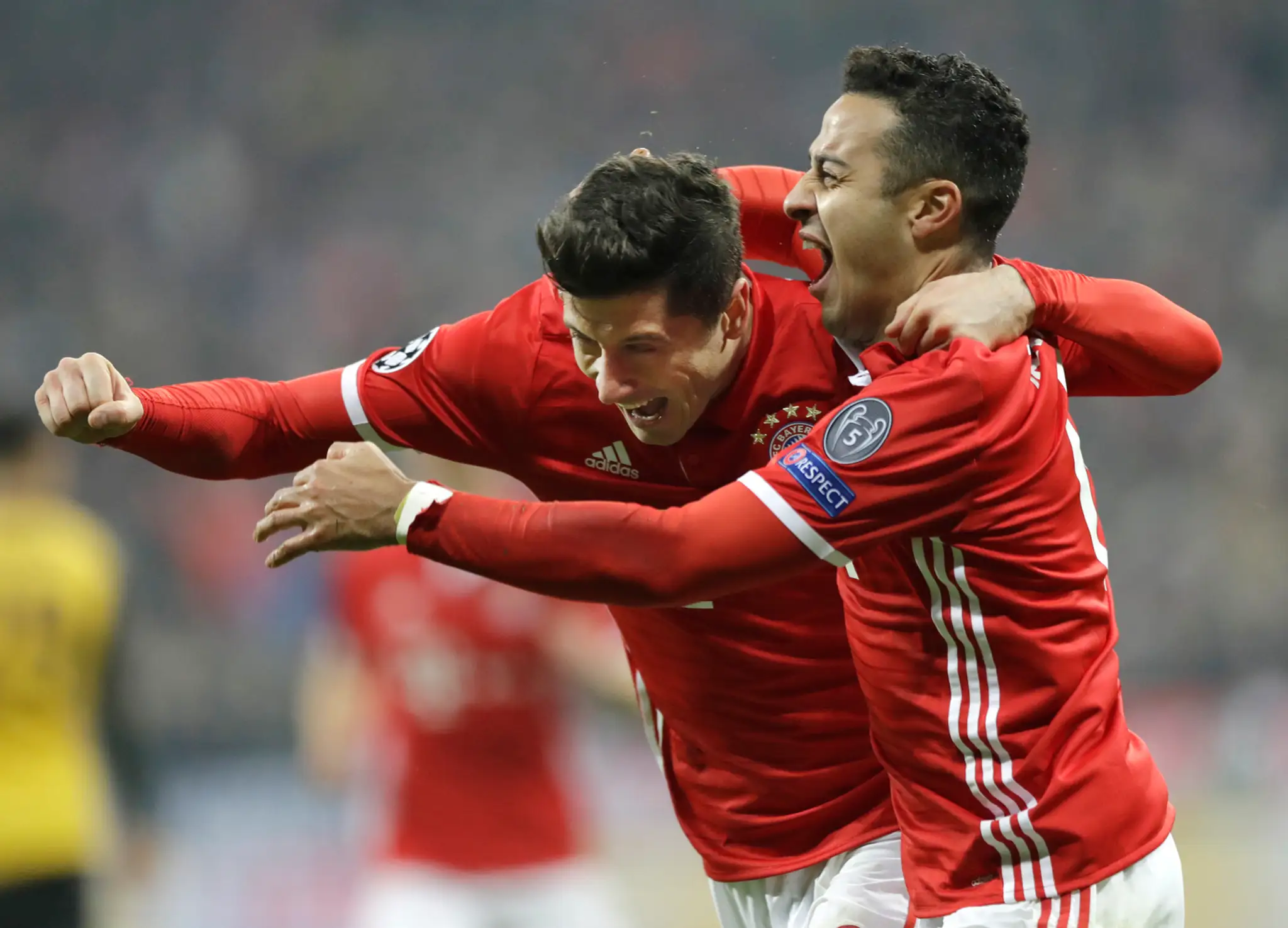 Robert Lewandowski (vľavo) oslavuje so spoluhráčom z Bayernu Thiagom Alcantarom svoj gól v osemfinále LM proti Arsenalu.
