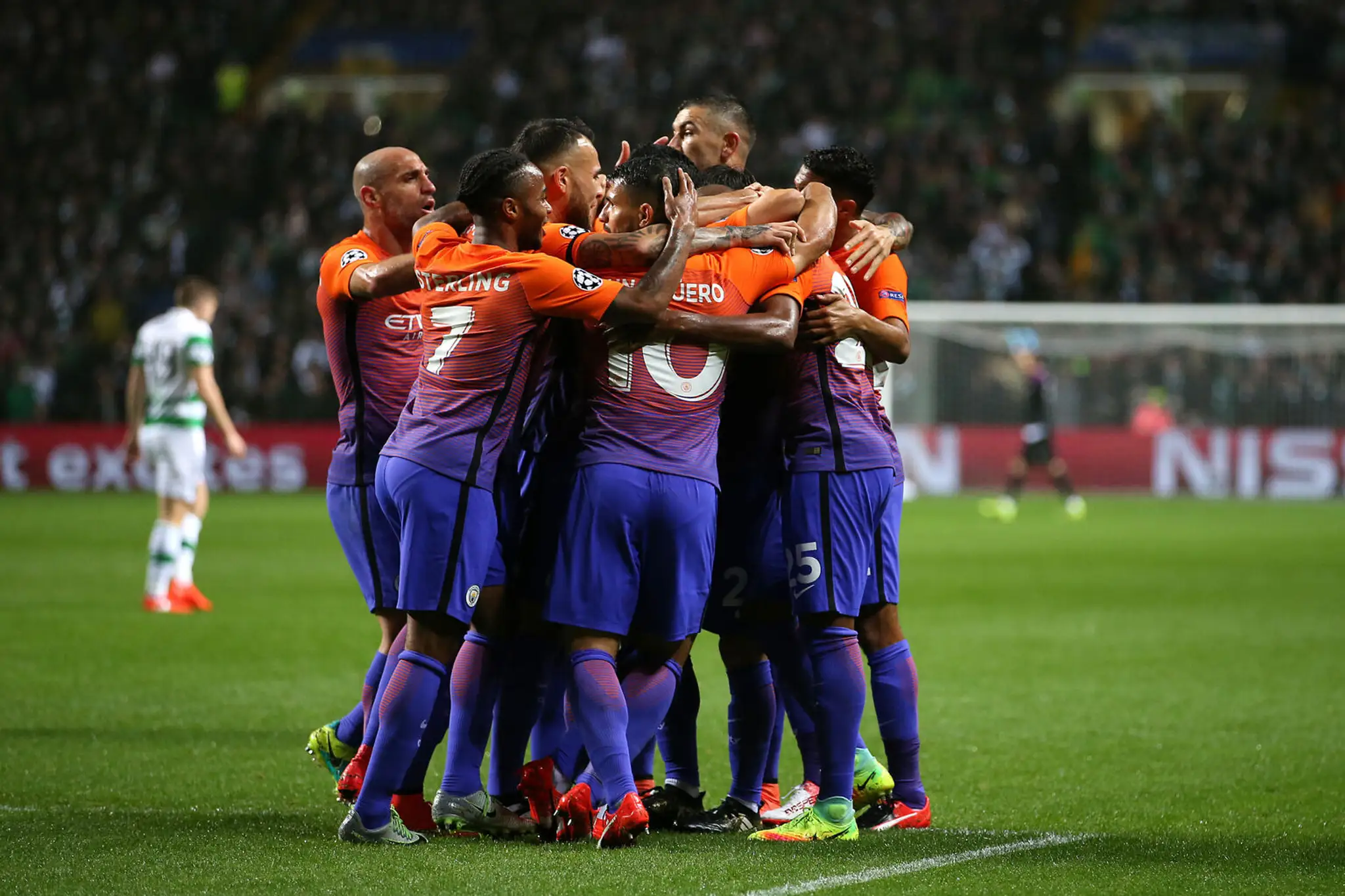 Hráči Manchesteru City oslavujú gól Fernandinha v dueli LM na pôde Celticu Glasgow.