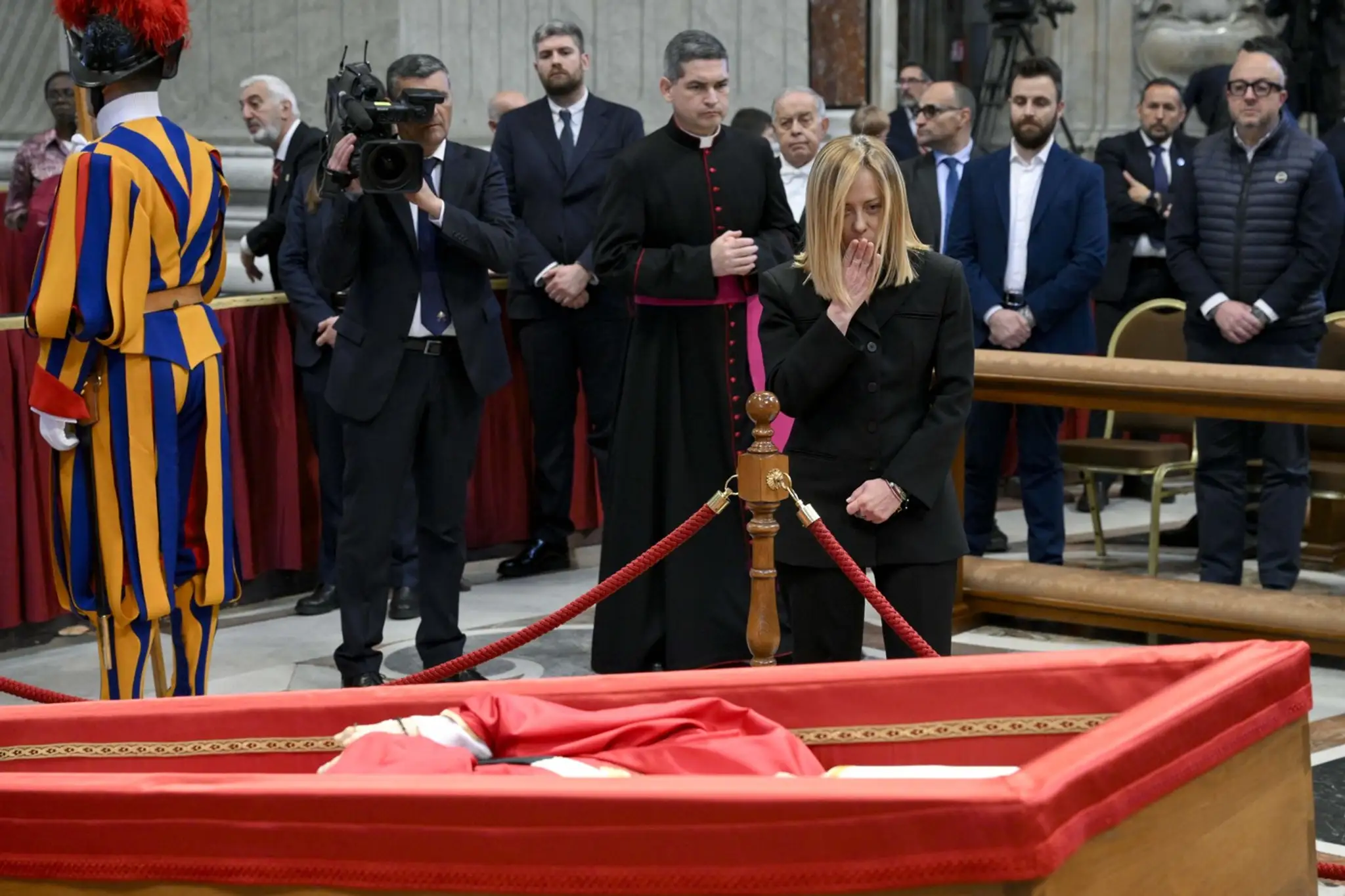 OBRAZOM: Slzy a hlboké dojatie. Veriaci po celom svete smútia za milovaným pápežom