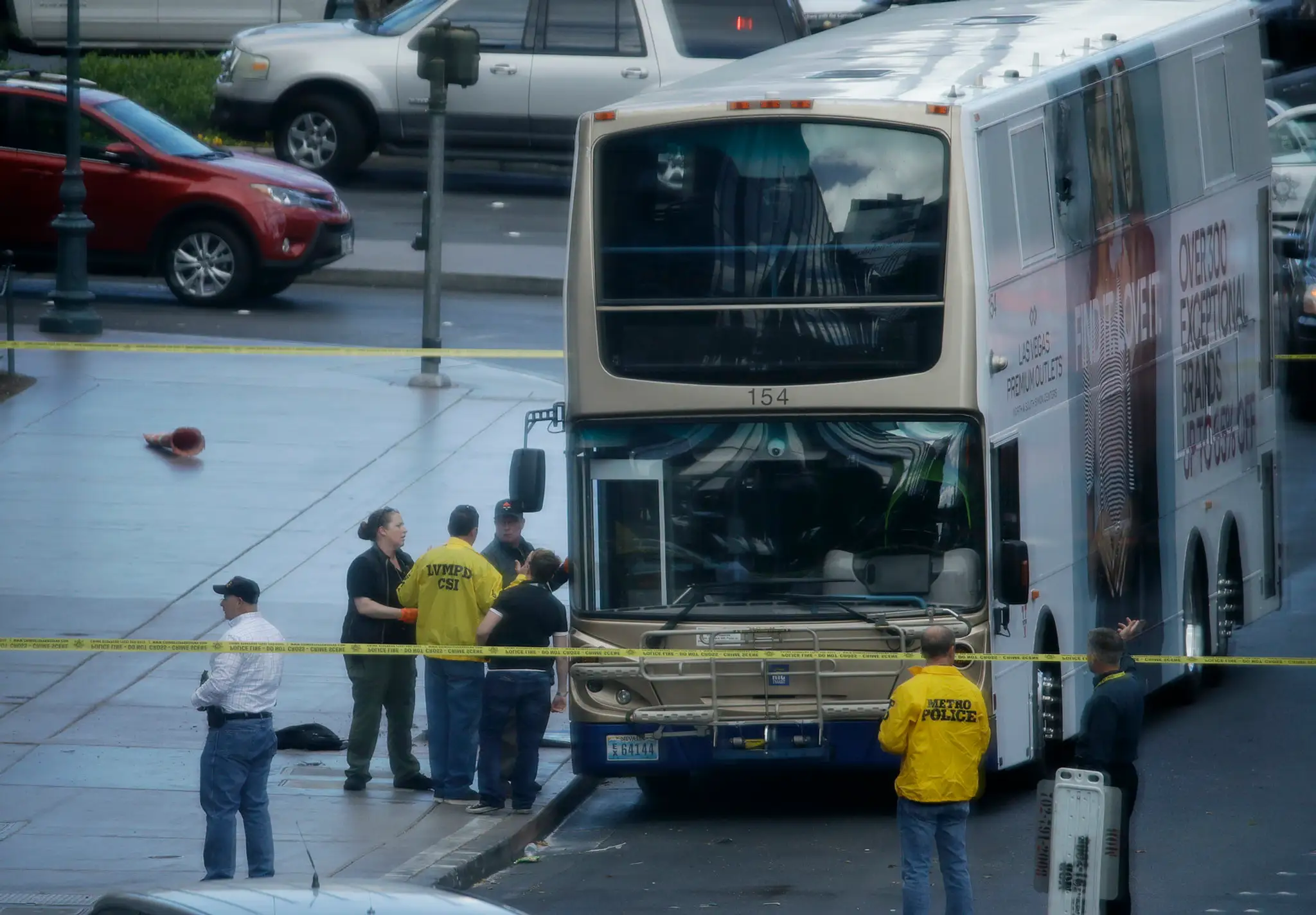 Autobus v ktorom sa zabarikádoval ozbrojenec.