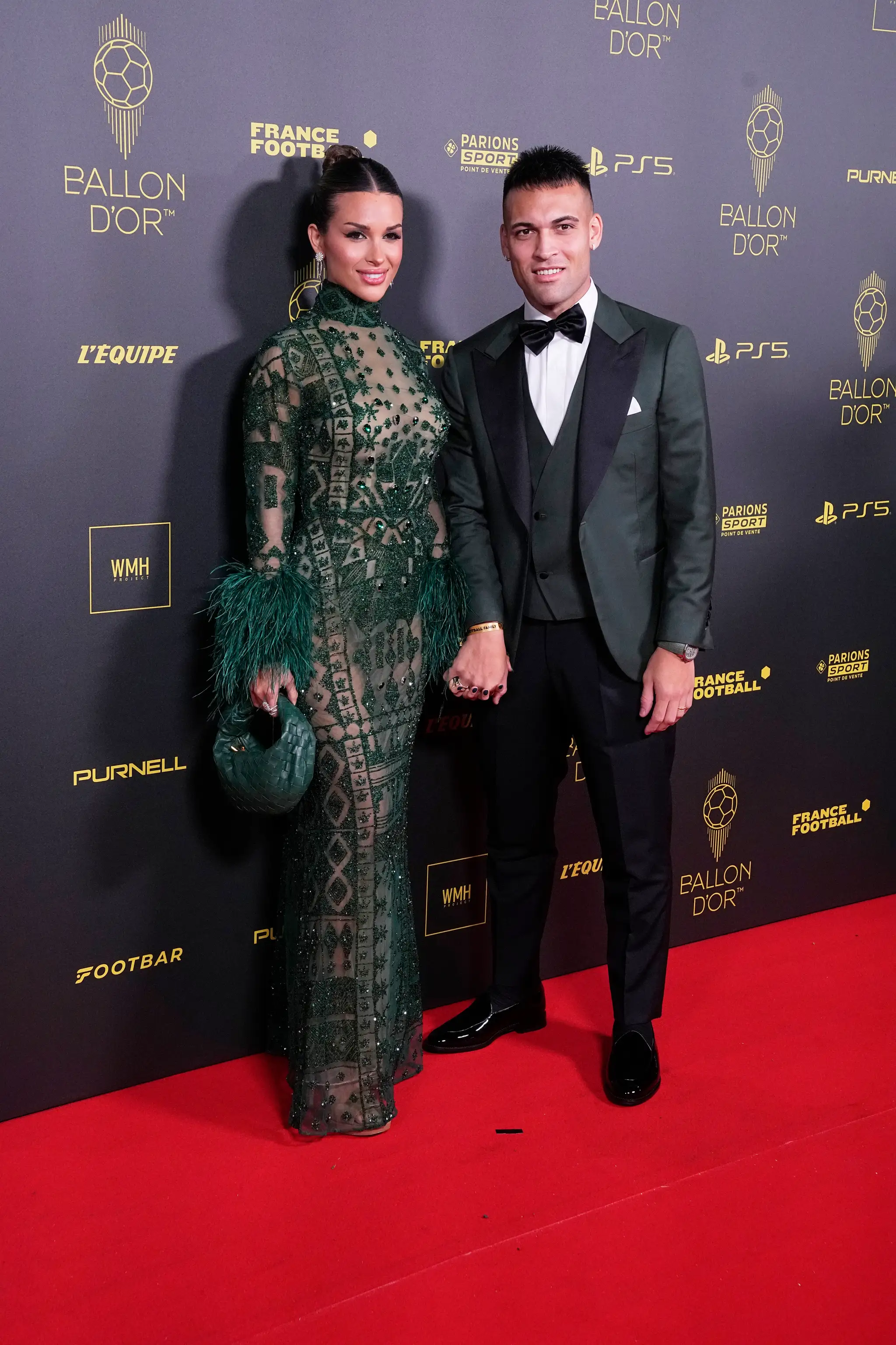 Na snímke futbalista Interu Miláno Lautaro Martinez a jeho manželka Agustina Gandolfová pózujú.