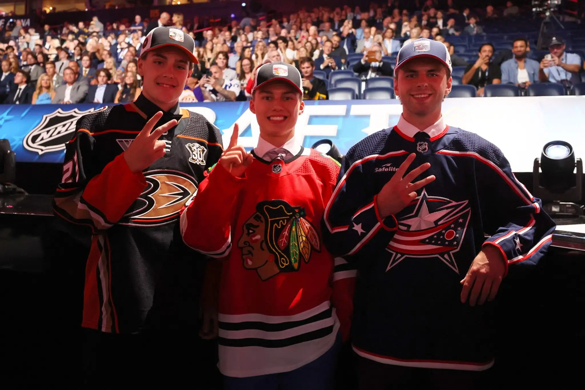 Traja najvyššie draftovaní v NHL drafte 2023 - zľava druhý Leo Carlsson (Anaheim), prvý Connor Bedard z Chicaga a trojka z Columbusu Adam Fantilli.