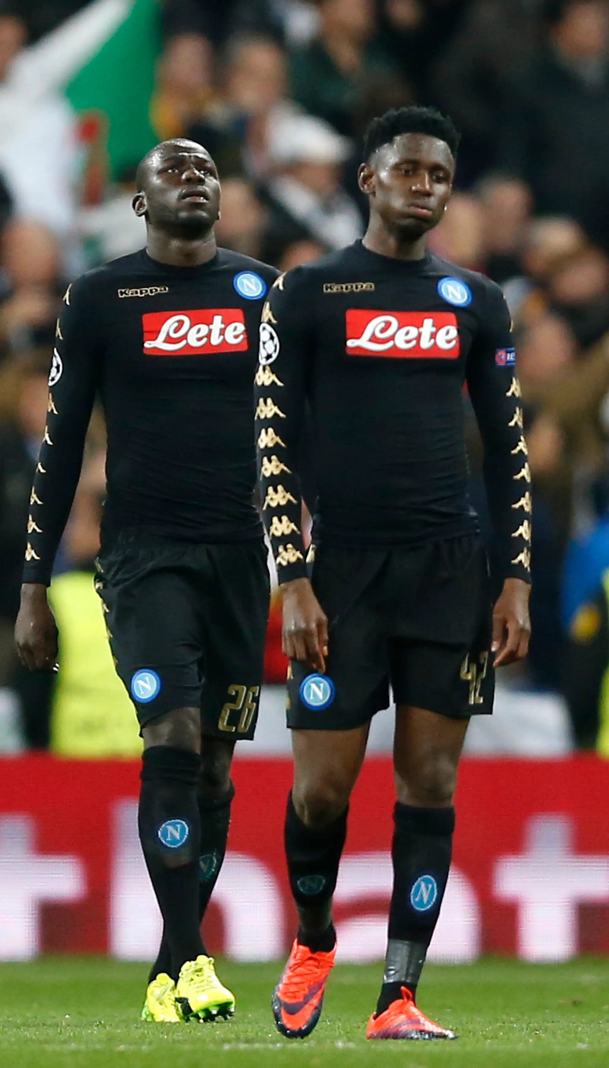 Amadou Diawara (vpravo) a jeho spoluhráč z Neapola Kalidou Koulibaly reagujú po inkasovanom góle v osemfinále LM proti Realu Mad
