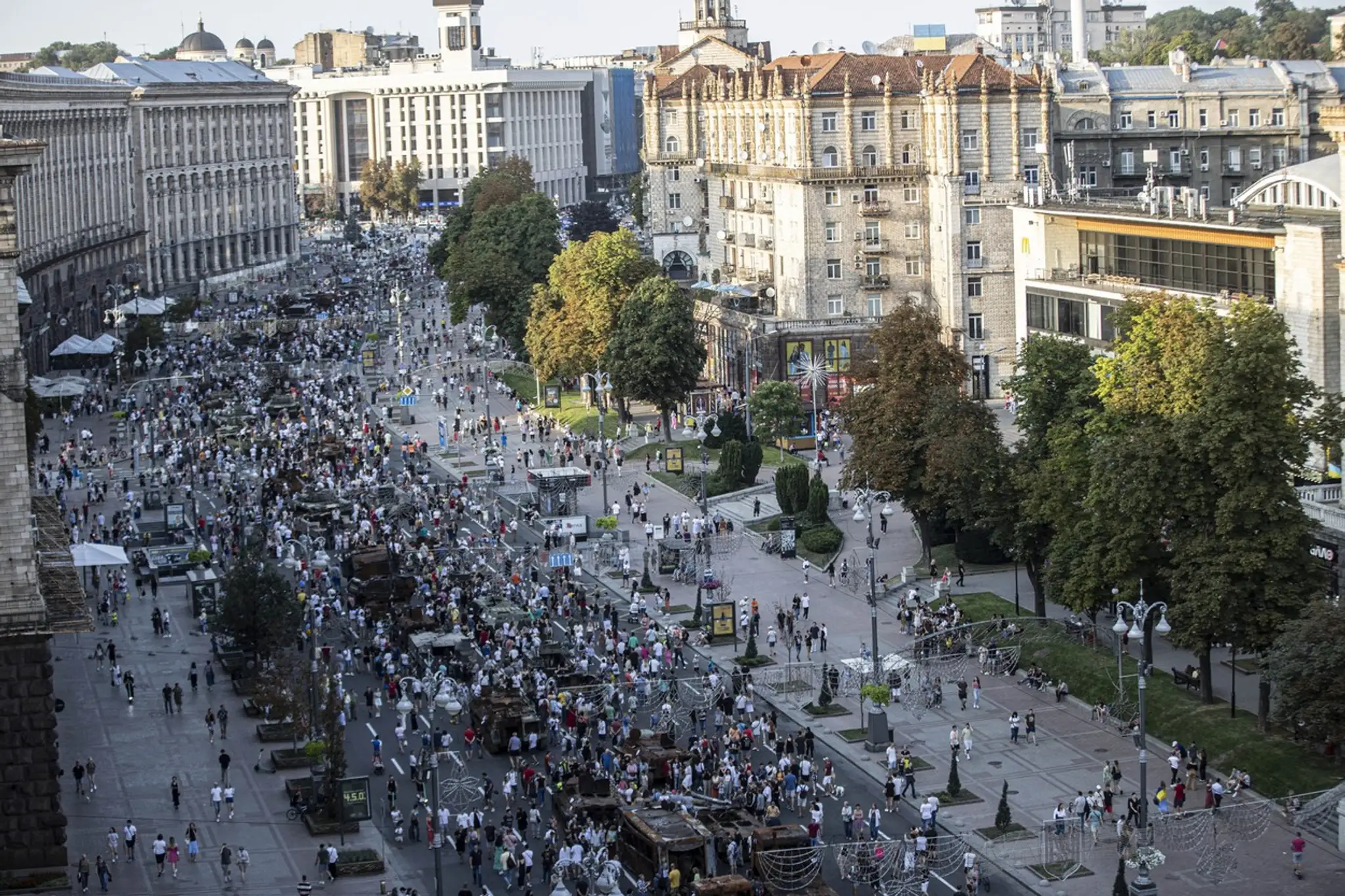 Ukrajinci si prezerajú zaistenú vojenskú techniku a zbrane