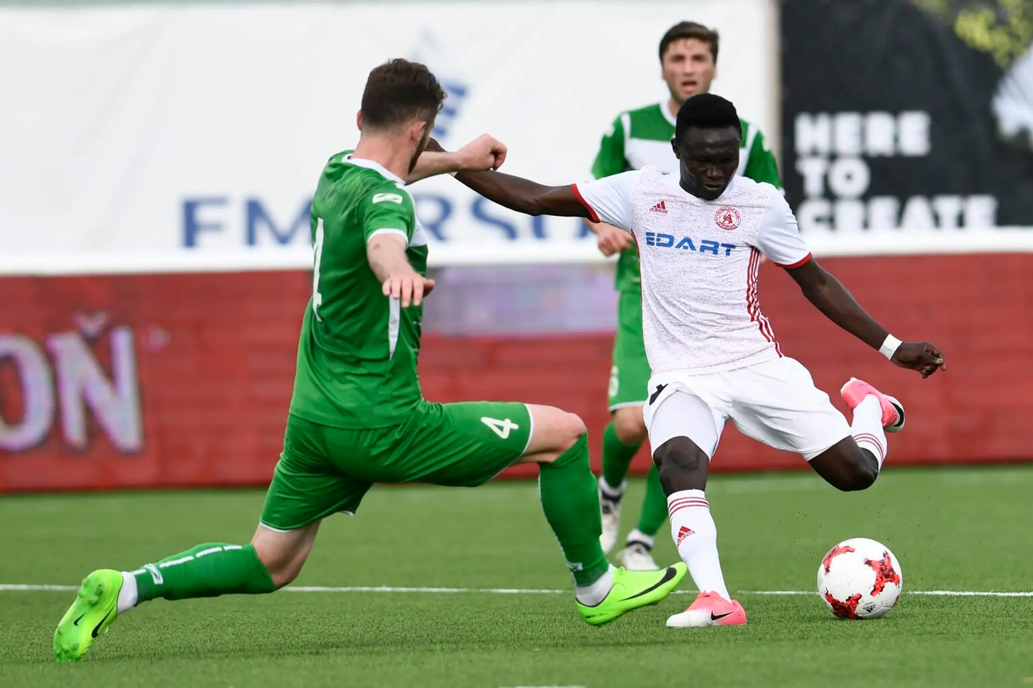 Trenčan Abdul Musa Zubairu (vpravo) a hráč Kutaisi Anri Chichinadze bojujú o loptu v 1. predkole EL.