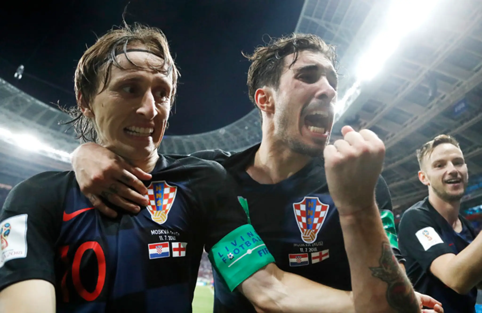 Luka Modrič, Šime Vrsaljko (vľavo) a Ivan Rakitič oslavujú postujúci gól do finále MS.