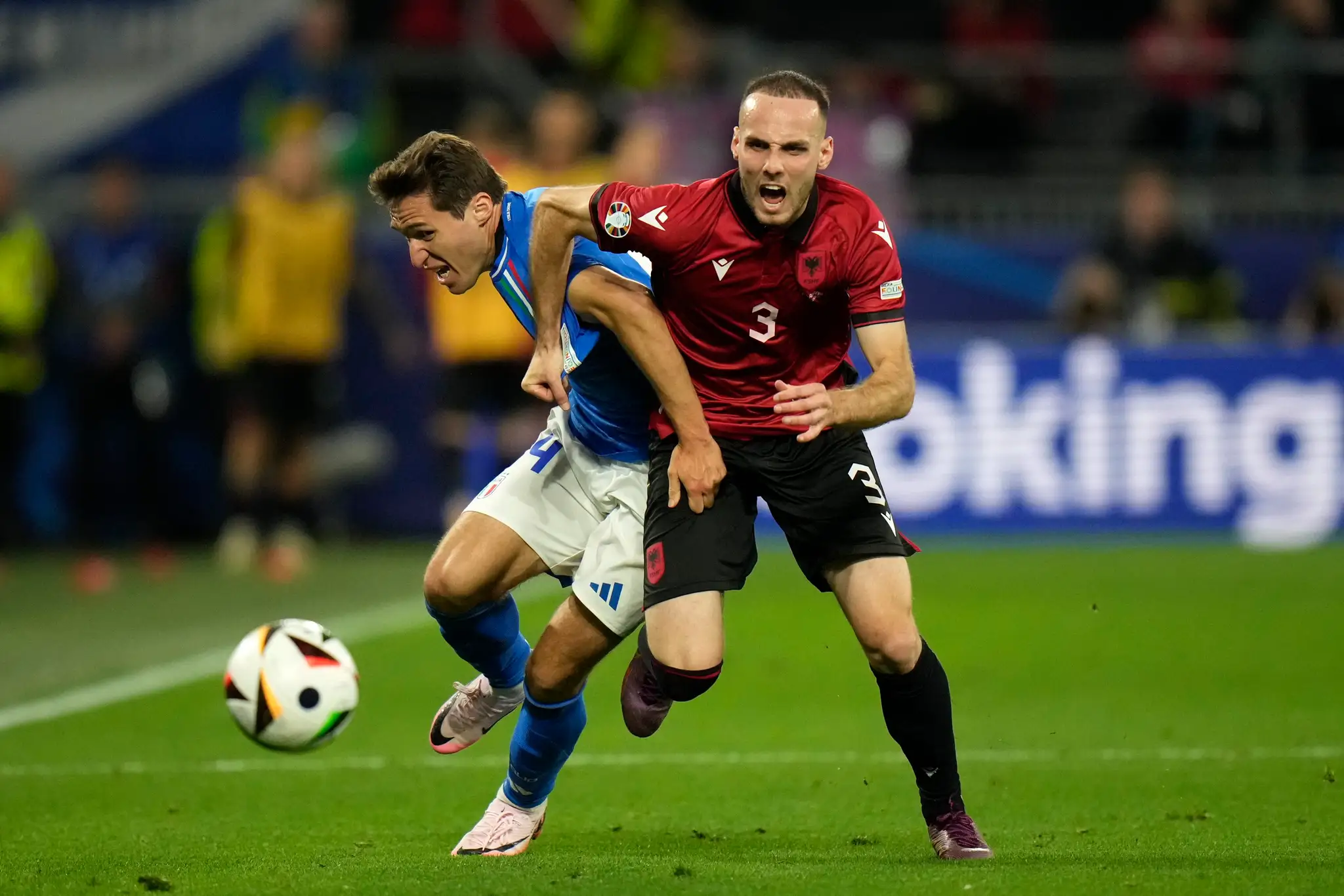 Federico Chiesa v súboji.