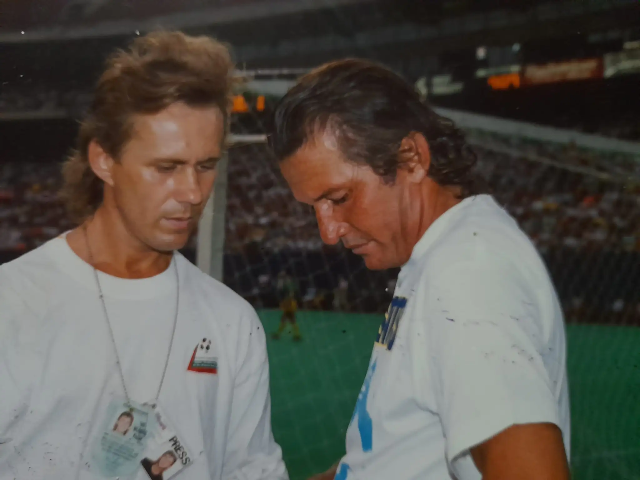 Legendárny Brazílčan Francesco Marinho bol súčasťou slávnej exhibície na Giants Stadium. Tu ho "ulovil" Joe Borbély v role fotoreportéra.