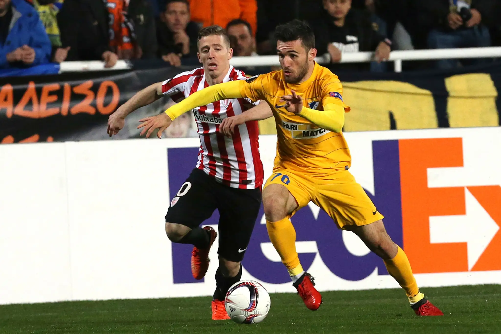 Yannis Gianniotas (vpravo) z APOELu sa snaží v šestnásťfinále EL odstaviť Ikera Muniaina z Bilbaa.