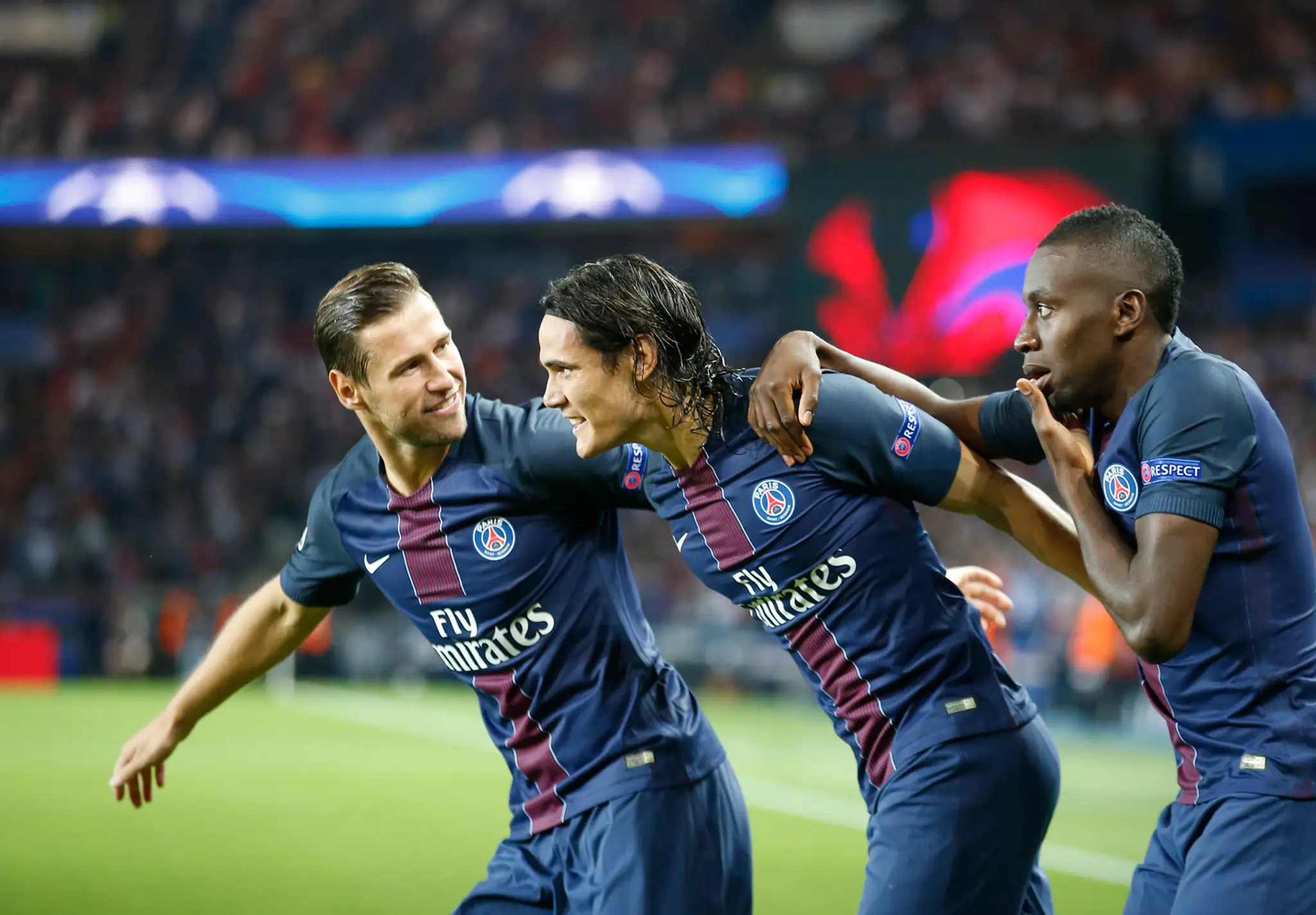Fabian Johnson (vpravo) z Borussie Mönchengladbach odchádza so spoluhráčmi z trávnika Manchestru City počas hustého lejaka.
