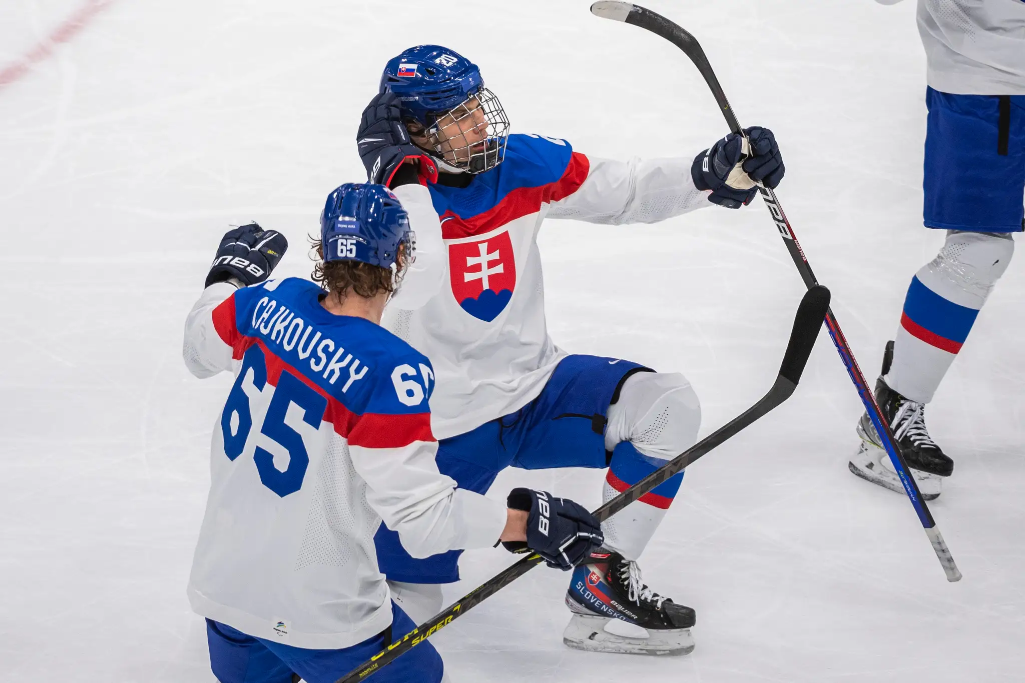 Zľava Michal Čajkovský a Juraj Slafkovský oslavujú gól vo štvrťfinále ZOH 2022 proti USA.