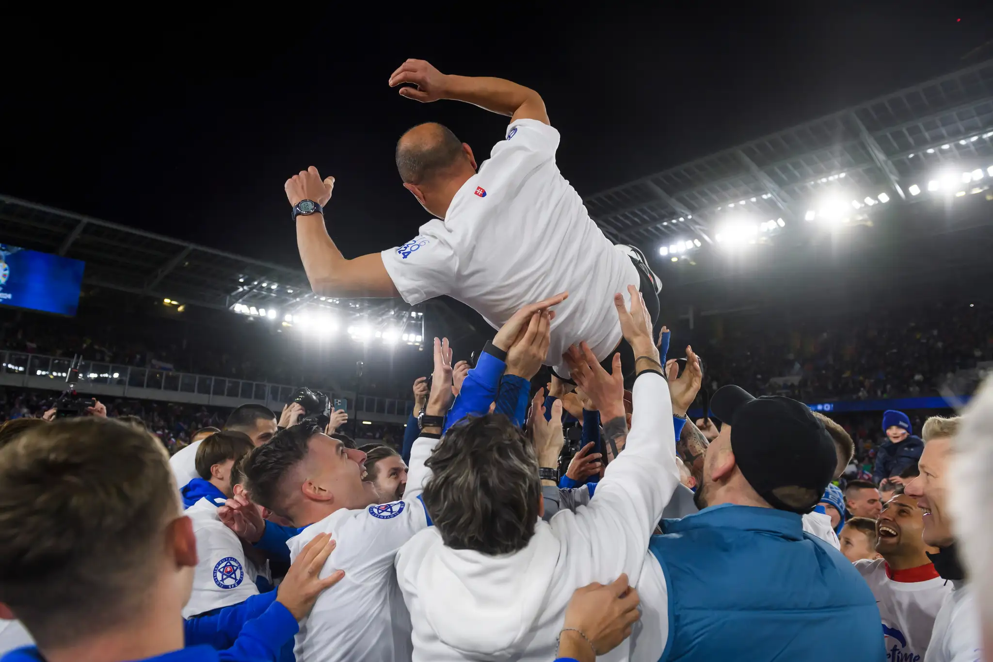 Tréner Slovenska Francesco Calzona počas osláv po postupe na ME 2024 po zápase s Islandom.