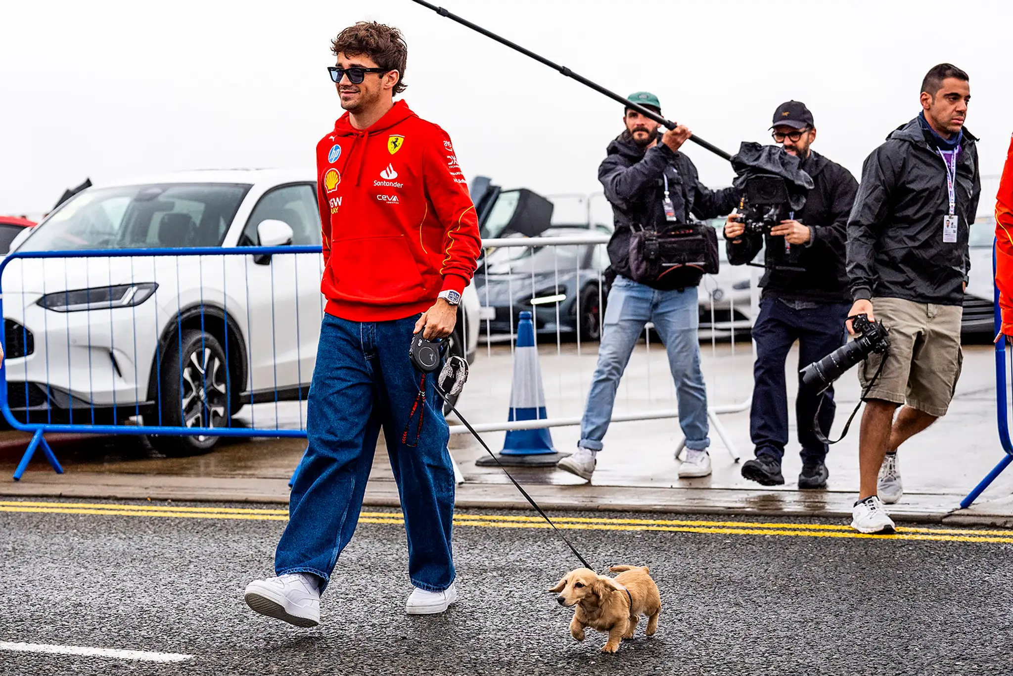 Charles Leclerc si so sebou v piatok zobral aj domáceho miláčika.