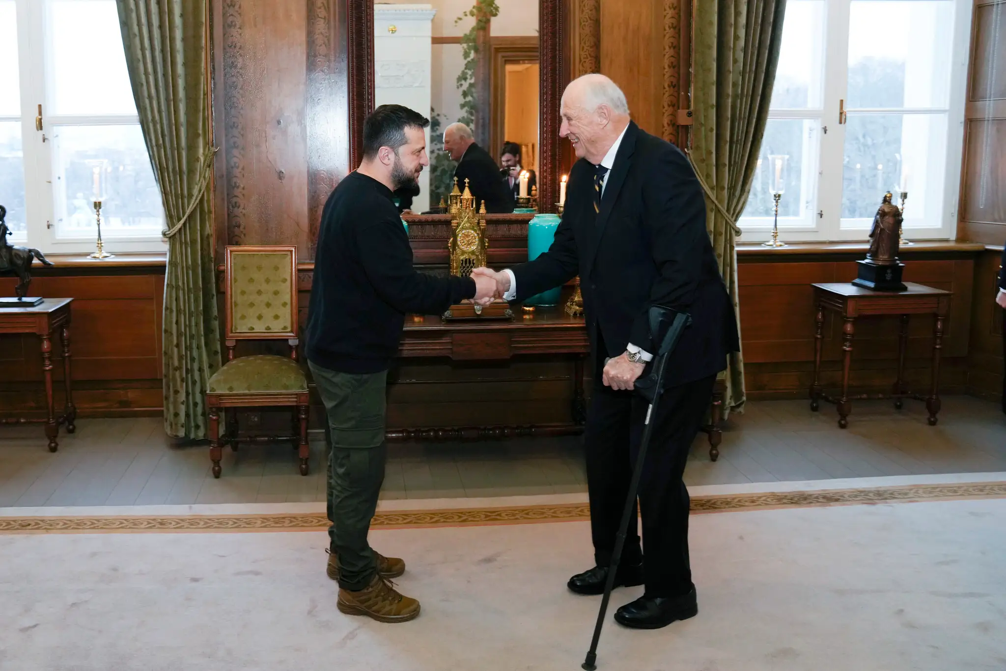 Nórsky kráľ Harald V. a ukrajinský prezident Volodymyr Zelenskyj