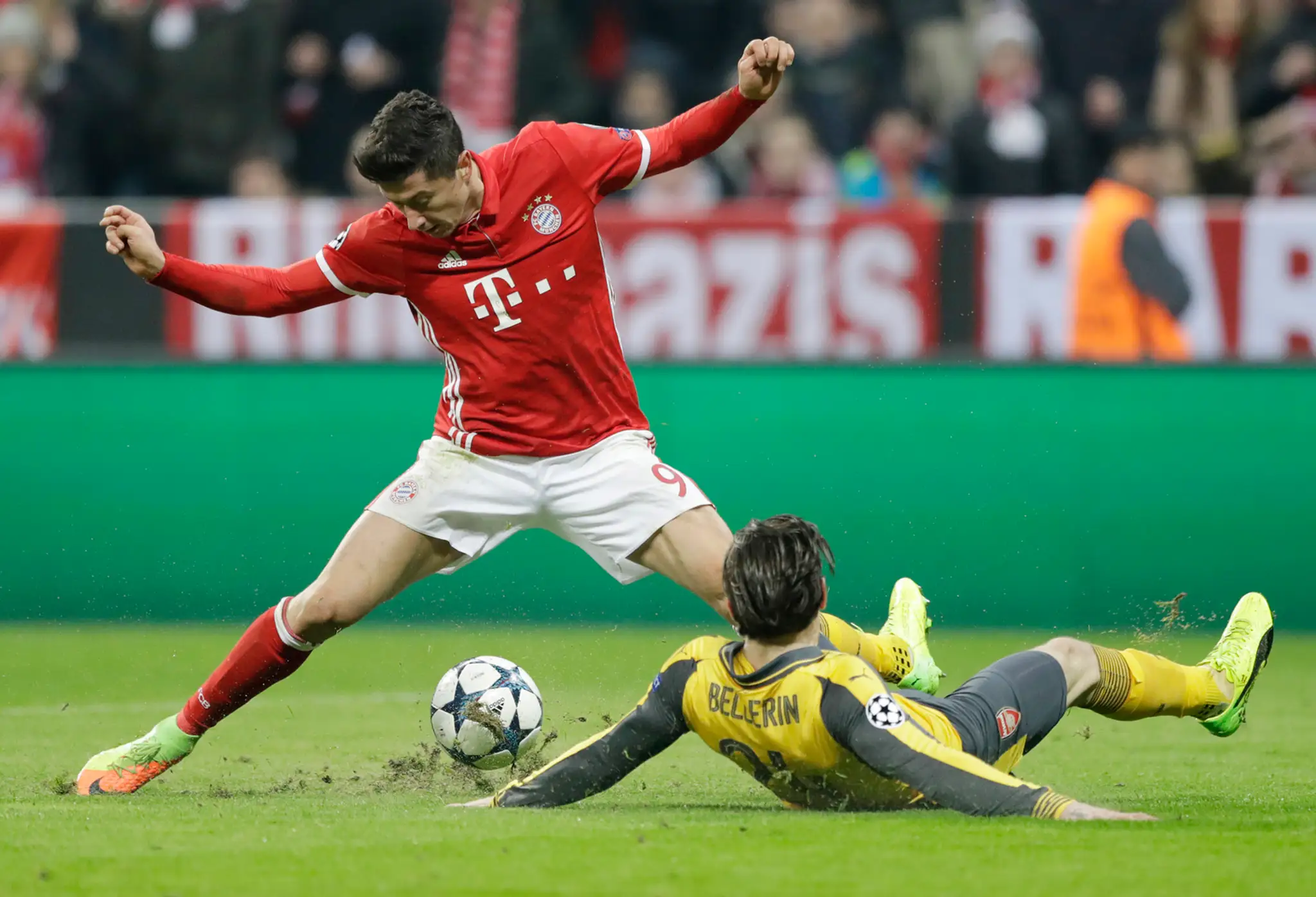 Robert Lewandowski (vľavo) z Bayernu sa snaží uniknúť bekovi Arsenalu Héctorovi Bellerínovi v osemfinále LM.