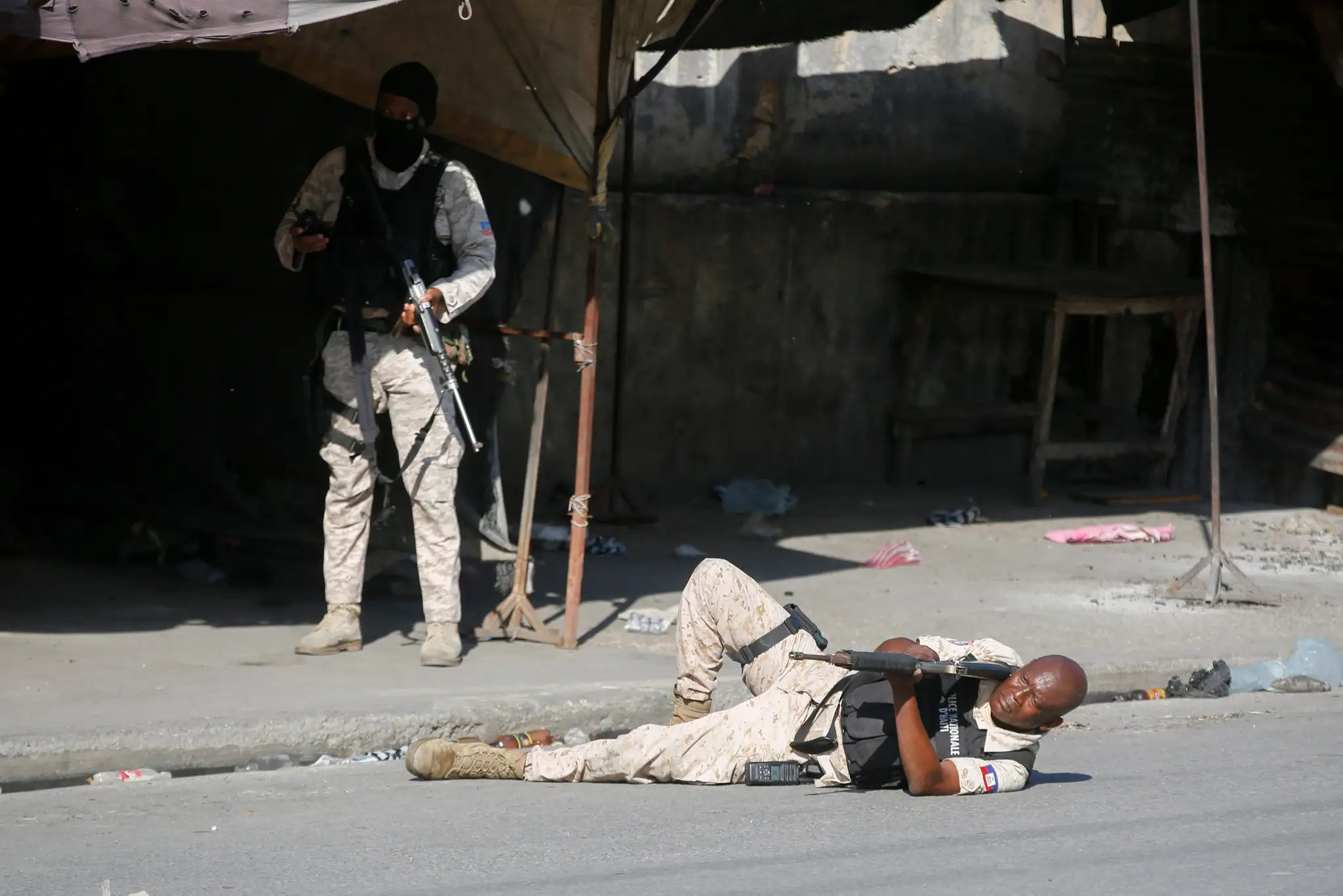 Vláda na Haiti vyhlásila v nedeľu výnimočný stav a nočný zákaz vychádzania v snahe upokojiť vlnu násilia.