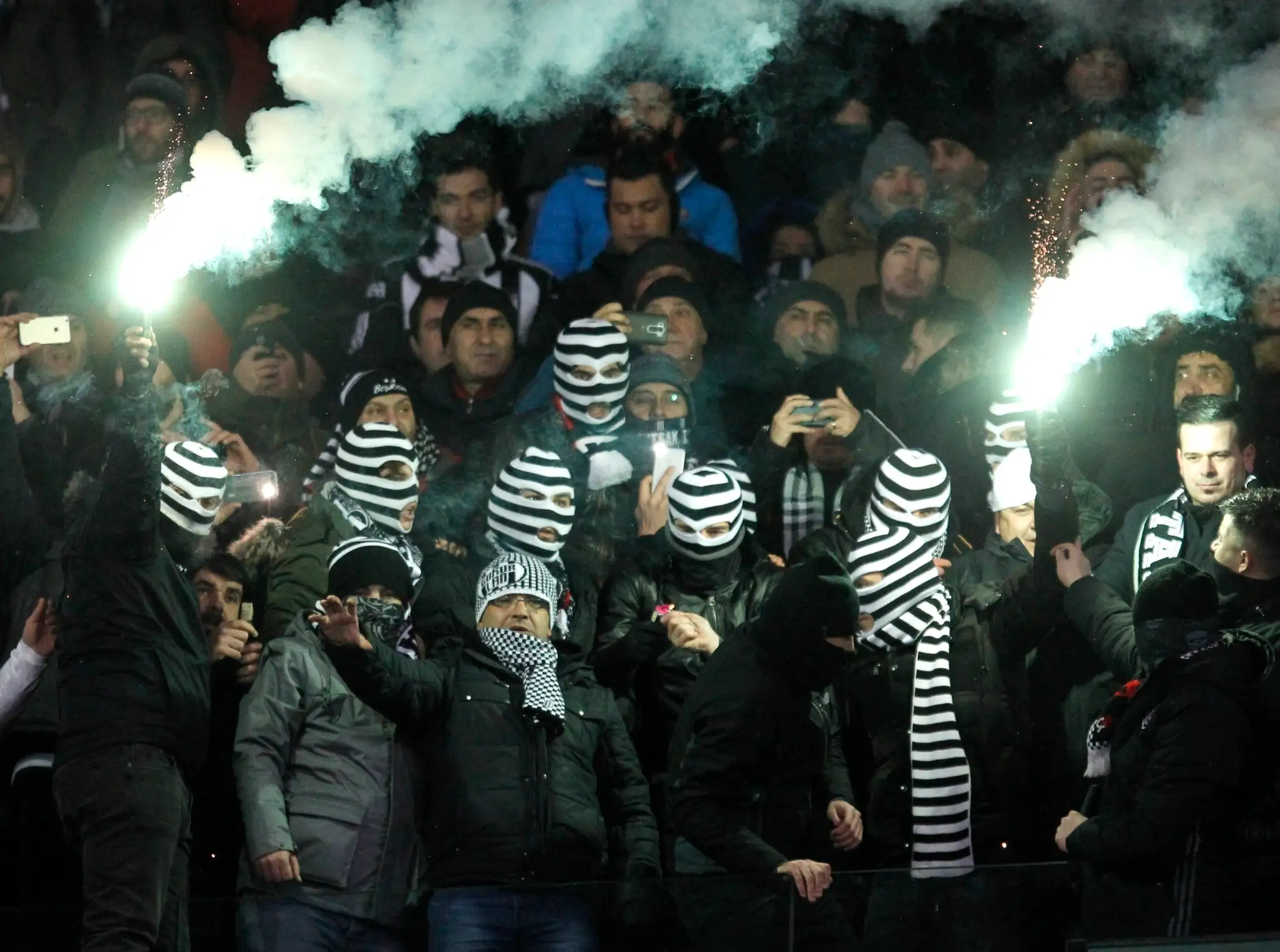 Priaznivci Besiktasu Istanbul počas duelu LM na pôde Dynama Kyjev.