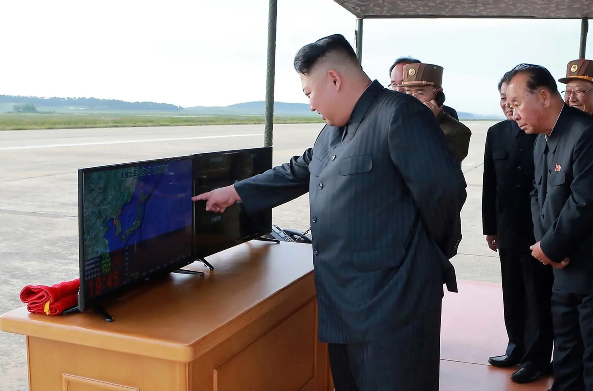 Kim Čong-un počas raketovej skúšky