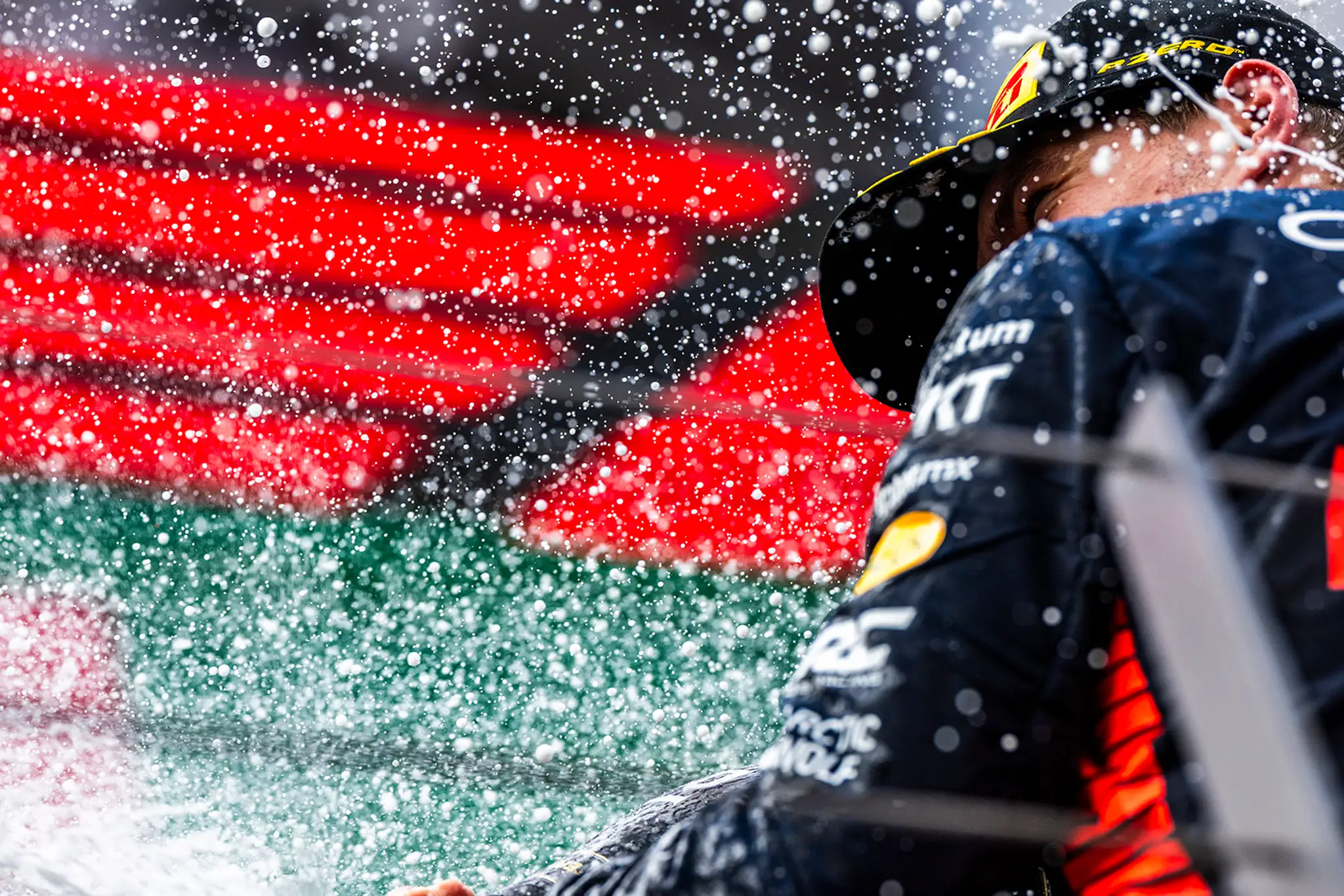 Max Verstappen z Red Bullu oslavuje triumf na VC Rakúska.