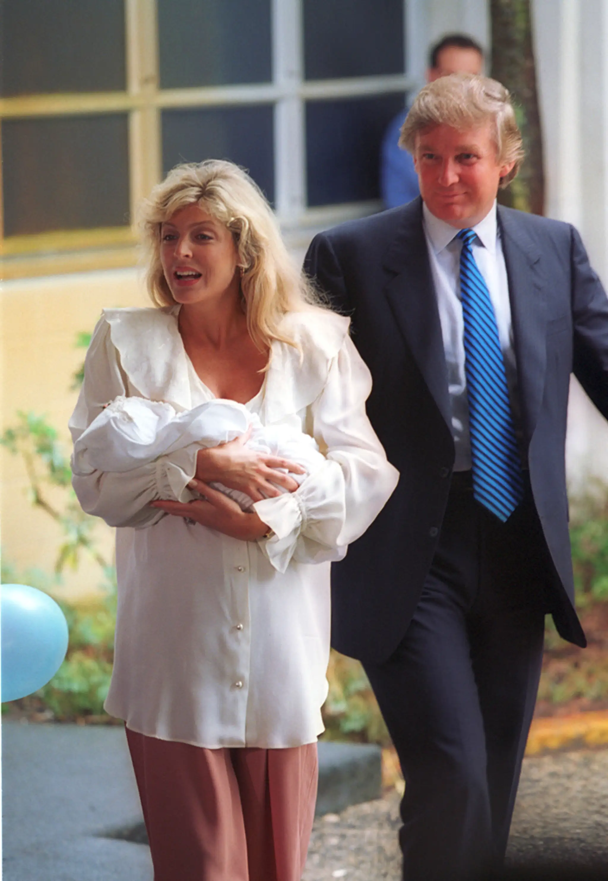 Marla Maplesová a Donald Trump odchádzajú s dcérou Tiffany z nemocnice vo West Palm Beach. (14. októbra 1993)