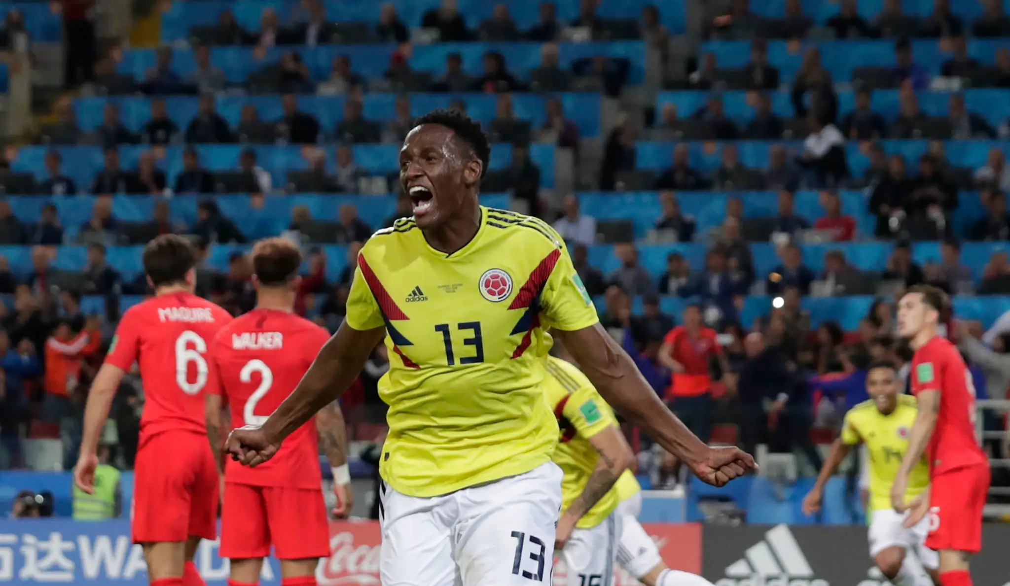 Kolumbijčan Yerry Mina sa raduje v zápase s Anglickom na MS 2018.
