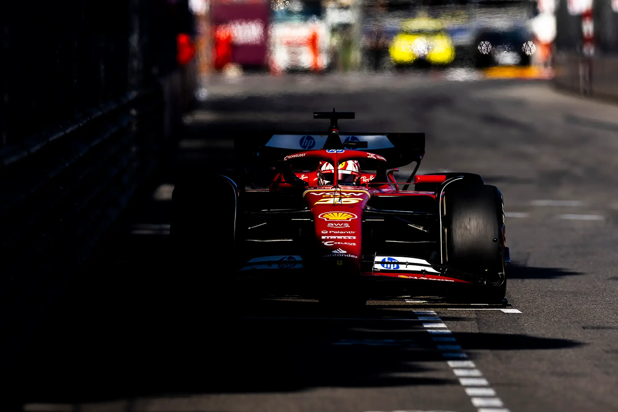 Charles Leclerc na Ferrari na domácej trati v Monaku.