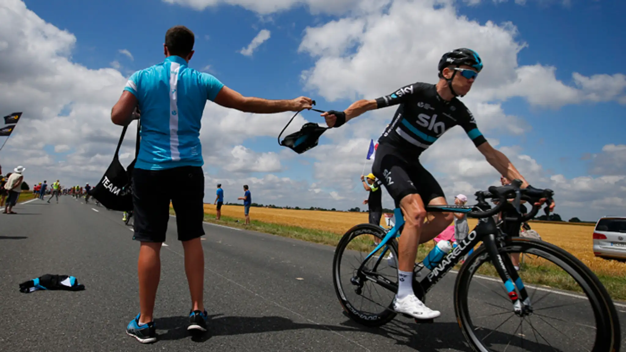 Jazdec tímu Sky Chris Froom si berie tašku s jedlom počas TdF.