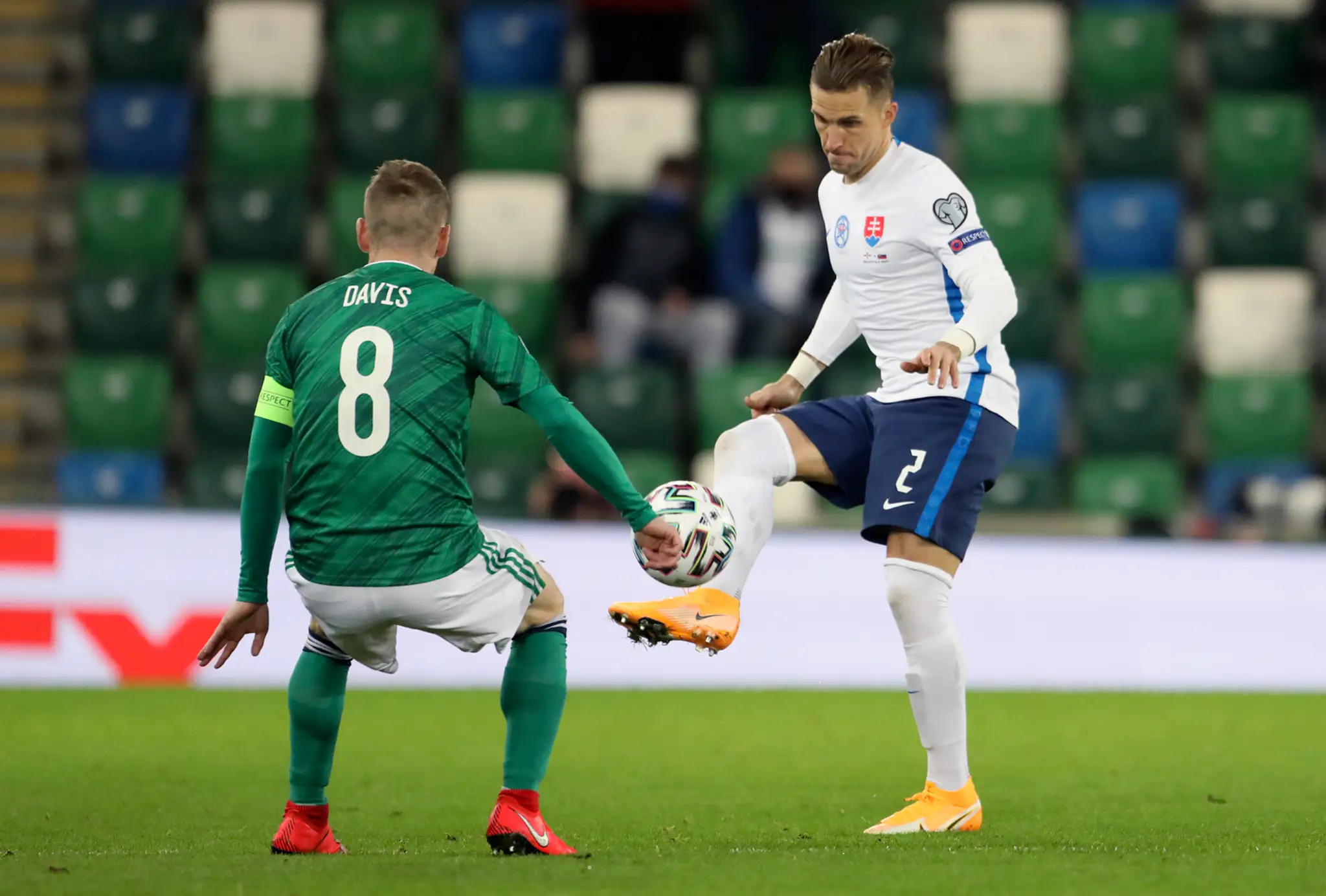 Sprava Stanislav Lobotka a Severoír Jamal Lewis bojujú o loptu vo finále play off EURO 2020.