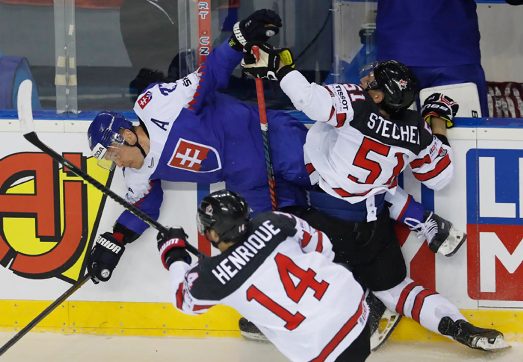 Kanaďan Dylan Strome oslavuje tretí gól do našej siete v zápase na MS 2019.