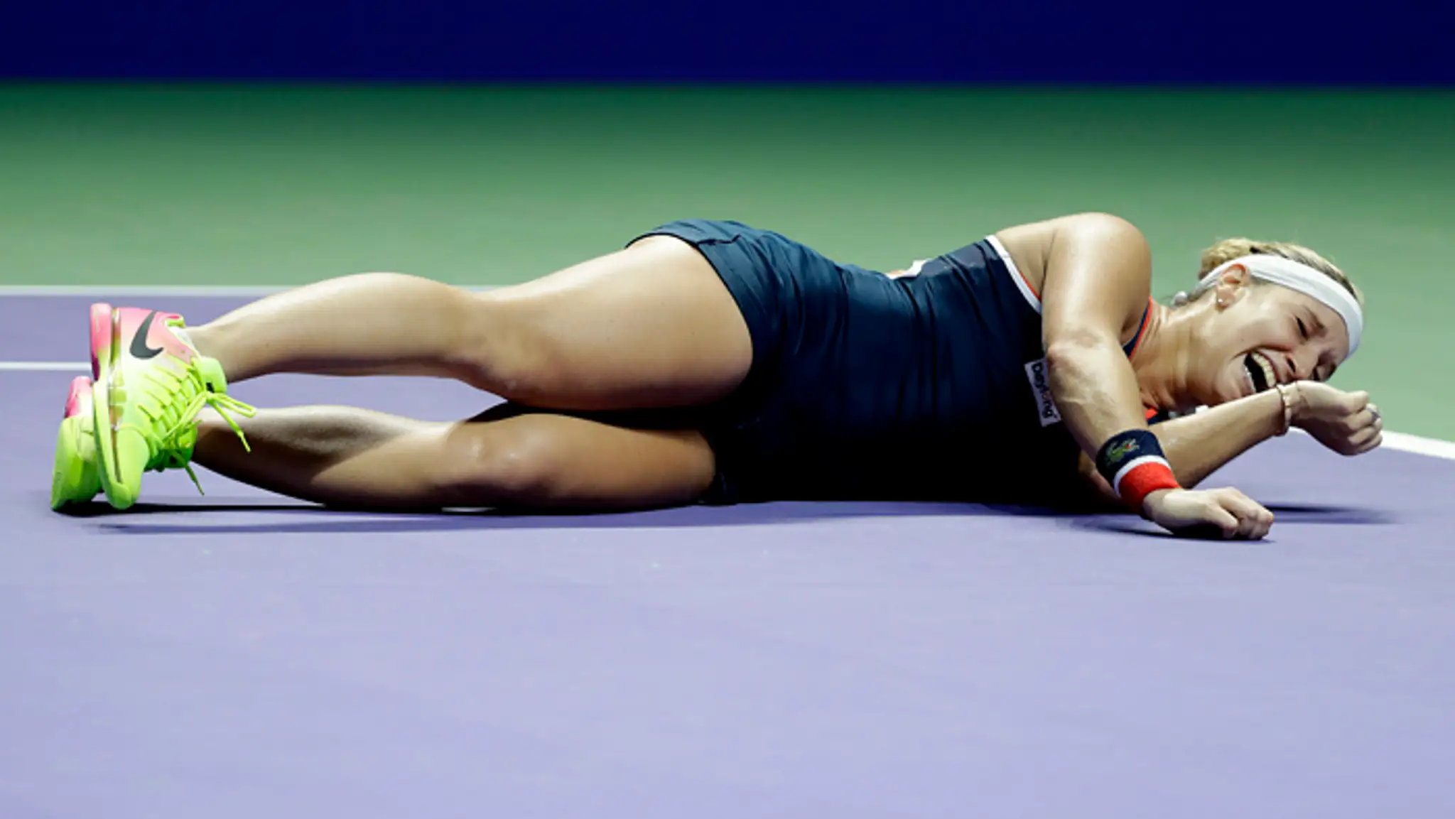Dominika Cibulková sa raduje na zemi po víťazstve nad S vetlanou Kuznecovovou na MS WTA Tour.