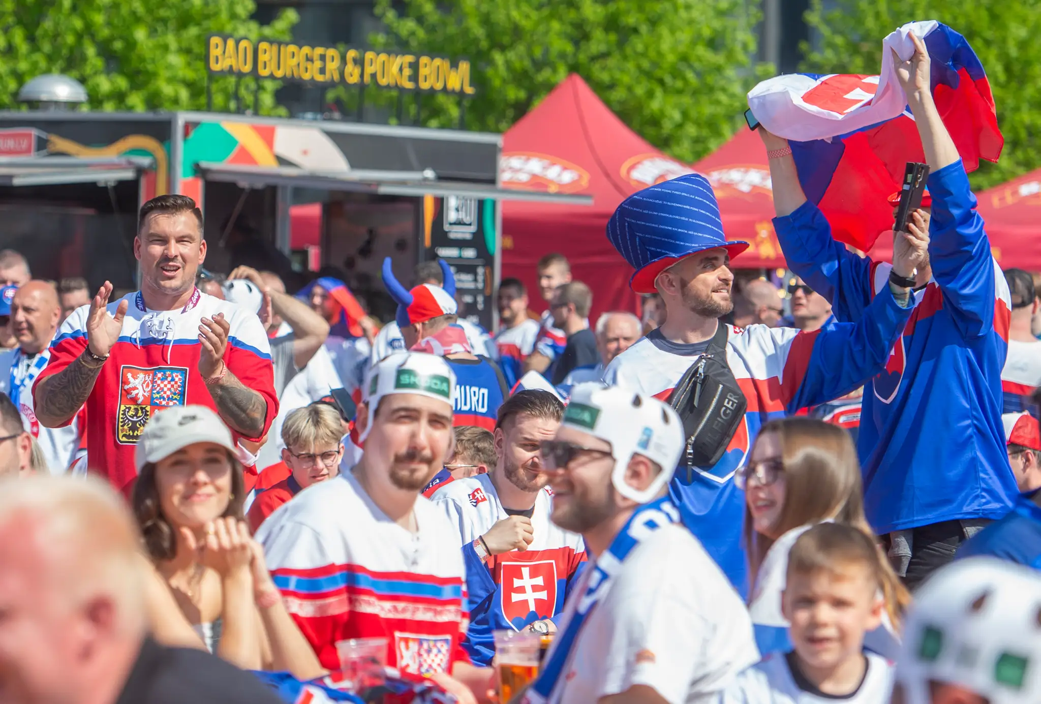Na snímke slovenskí a českí fanúšikovia povzbudzujú pred derby zápasom základnej B-skupiny.