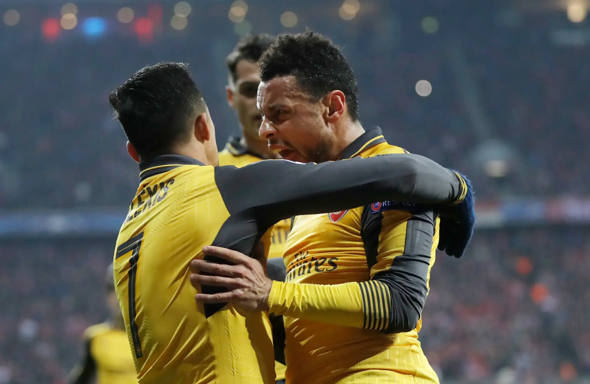 Francis Coquelin (vpravo) gratuluje spoluhráčovi Alexisovi Sánchezovi z Arsenalu k jeho gólu v osemfinále LM proti Bayernu.