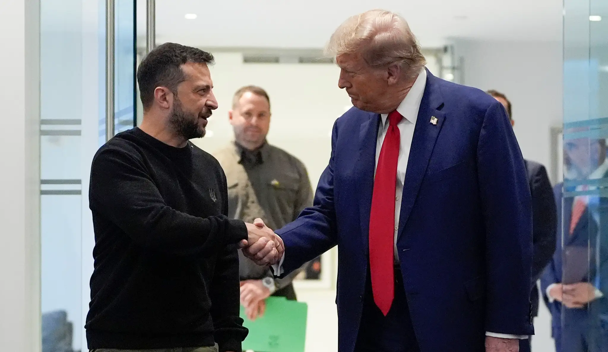 Na archívnej snímke z 27. septembra 2024 americký prezident Donald Trump (vpravo) a ukrajinský prezident Volodymyr Zelenskyj si podávajú ruky počas stretnutia v New Yorku.