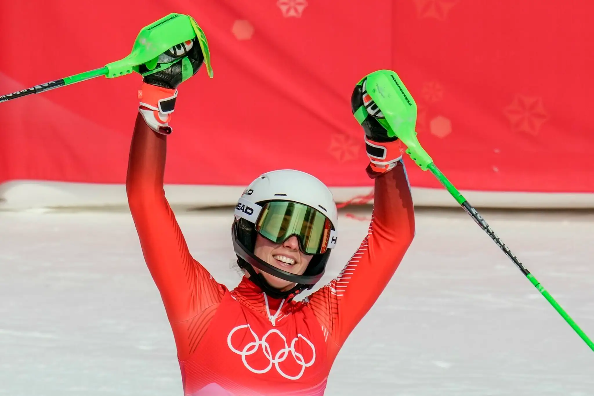 Švajčiarka Camille Rastová reaguje po 2. kole slalomu na ZOH 2022.
