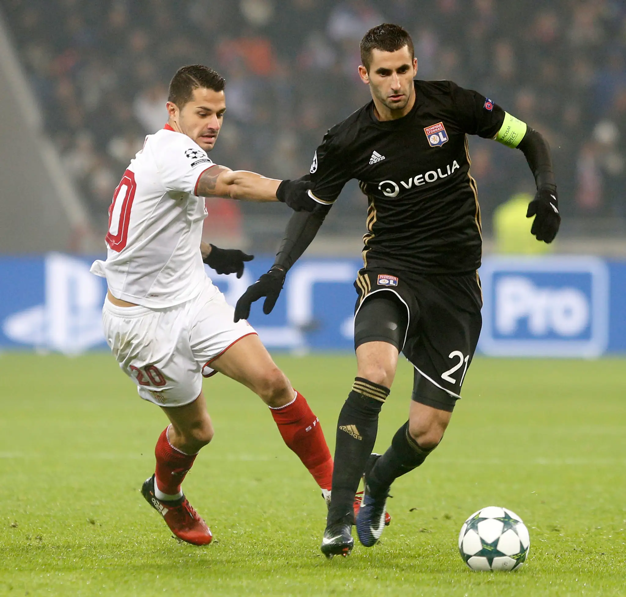 Vitolo (vľavo) zo Seville stíha v dueli LM kapitána Lyonu Maxima Gonalonsa.