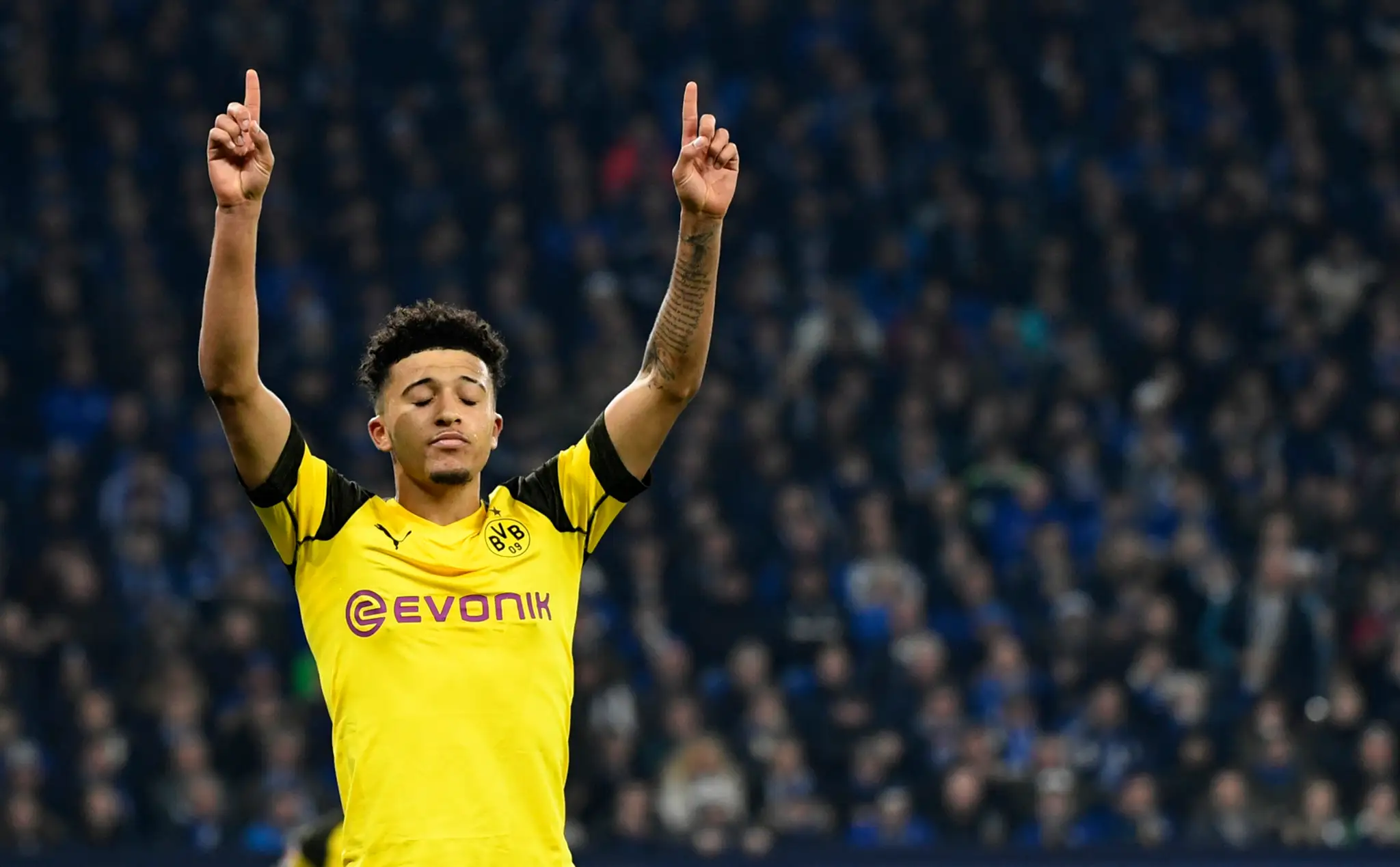 Jadon Sancho z Dortmundu oslavuje gól na pôde Schalke.